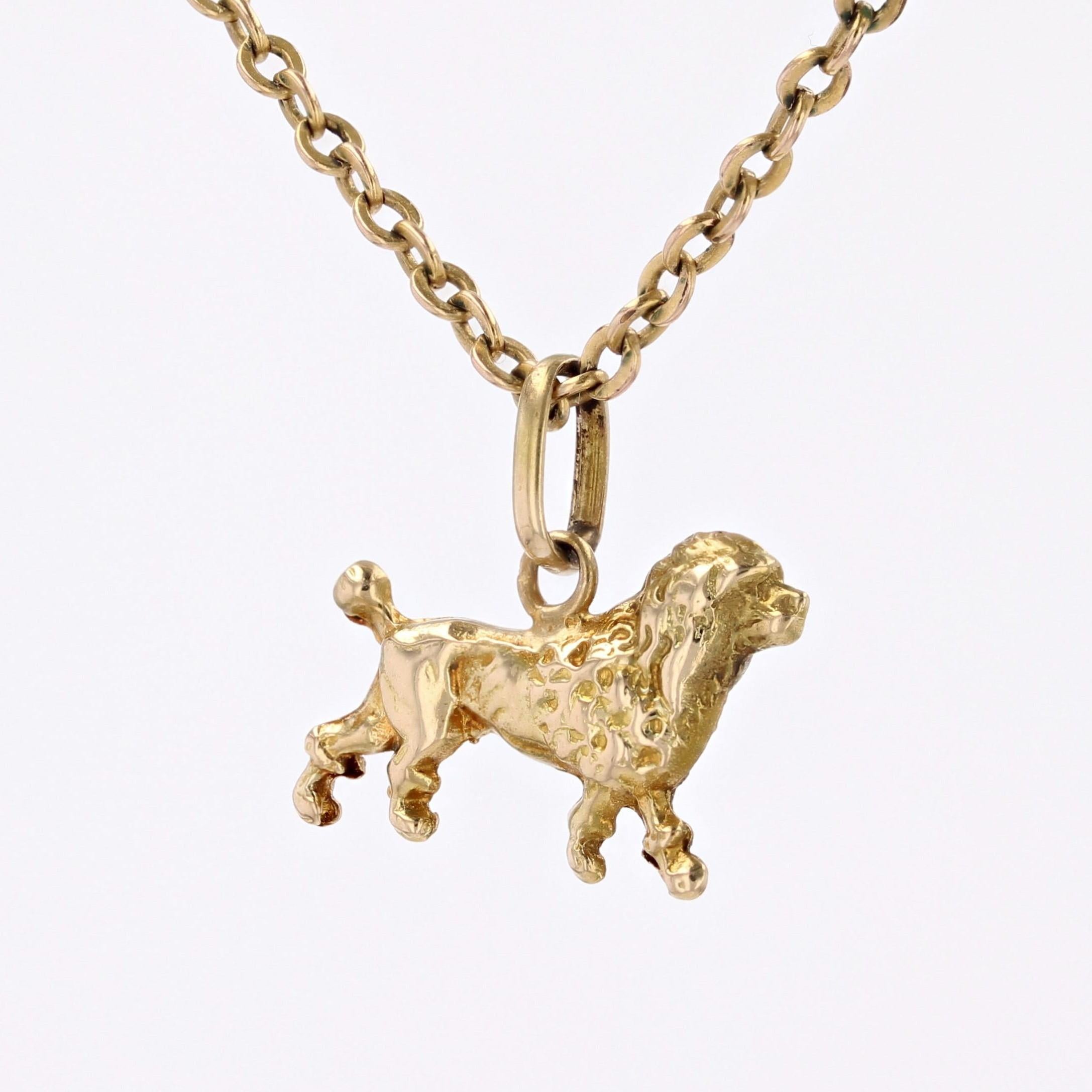 Pendentif en or jaune 18 carats avec breloque caniche des années 1960 Unisexe en vente