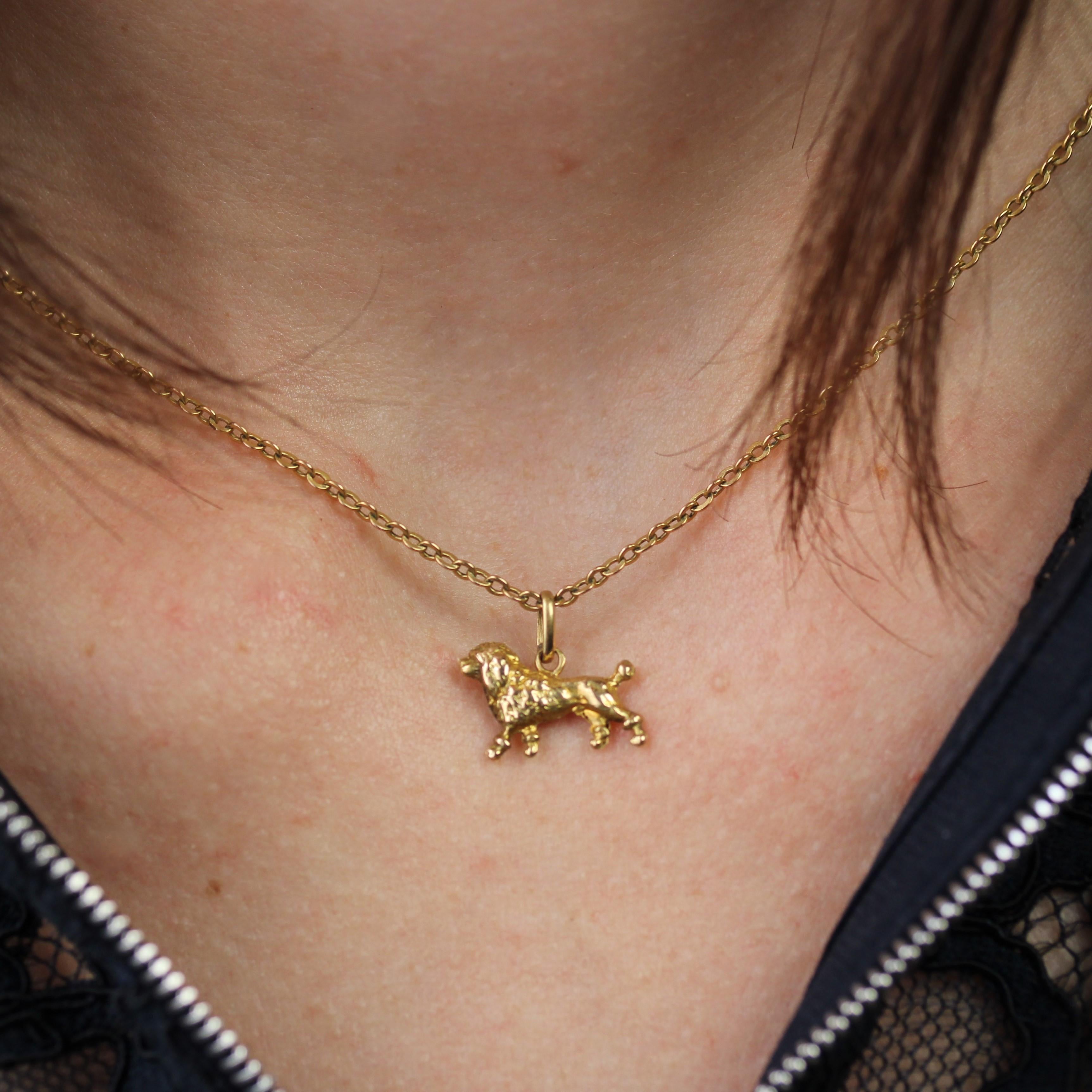 Pendentif en or jaune 18 carats avec breloque caniche des années 1960 en vente 1