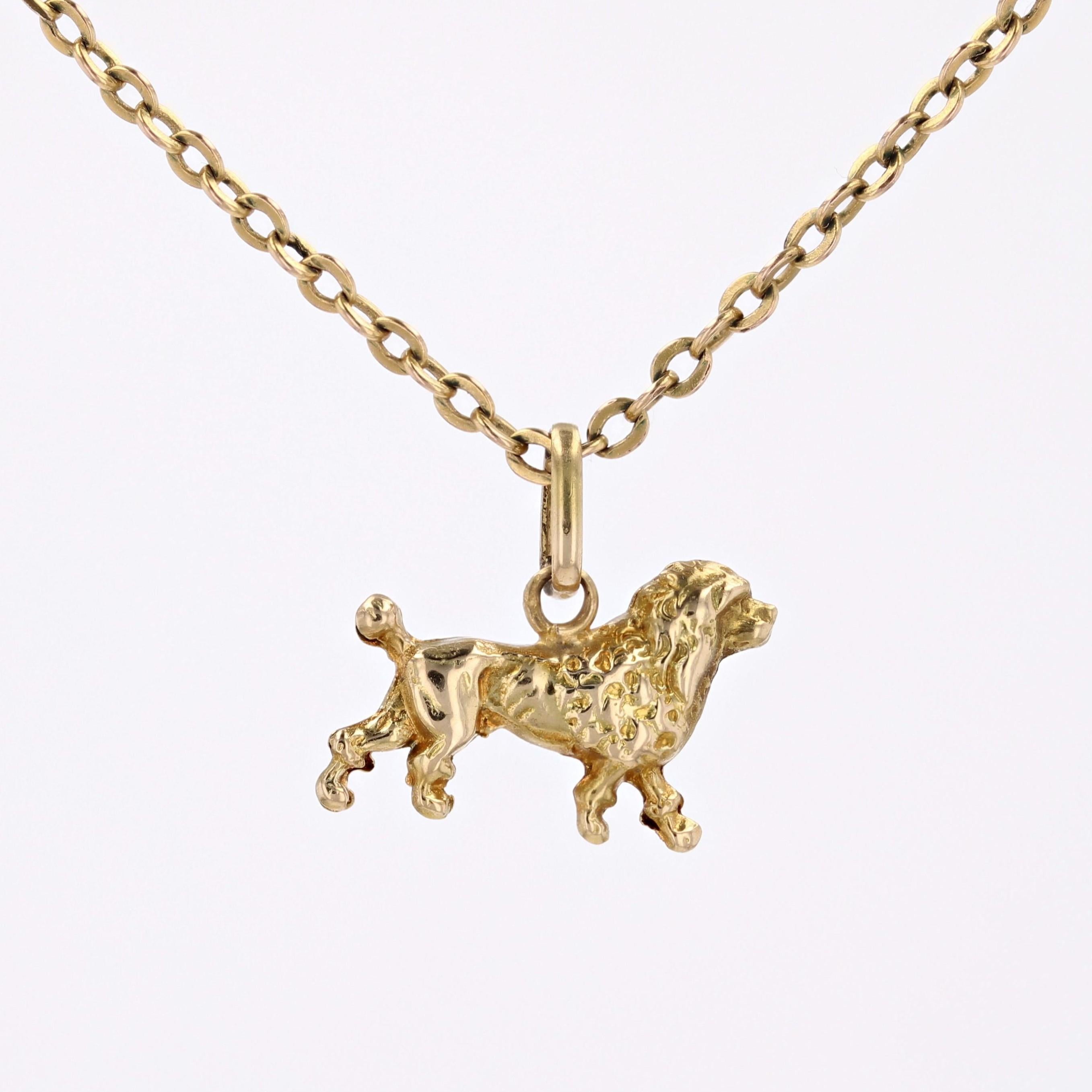 Pendentif en or jaune 18 carats avec breloque caniche des années 1960 en vente 2