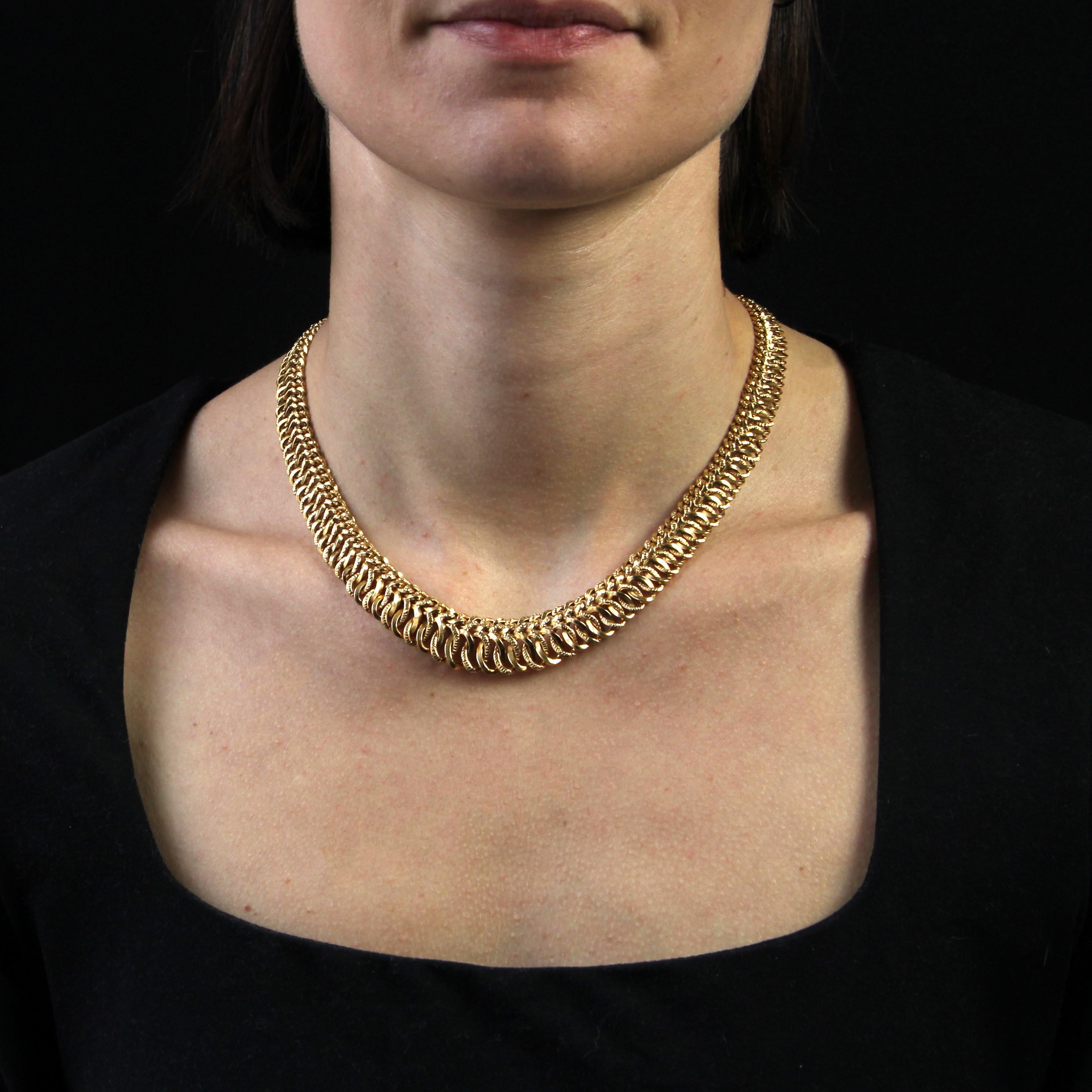 Halskette aus 18 Karat Gelbgold, Punzierung Nashornkopf.
Vintage-Halskette aus zweiter Hand in Gold mit einem Tropfenglied aus ineinander verschlungenen ovalen Ringen, die teilweise ziseliert und von einem teilweise ziselierten Panzerglied