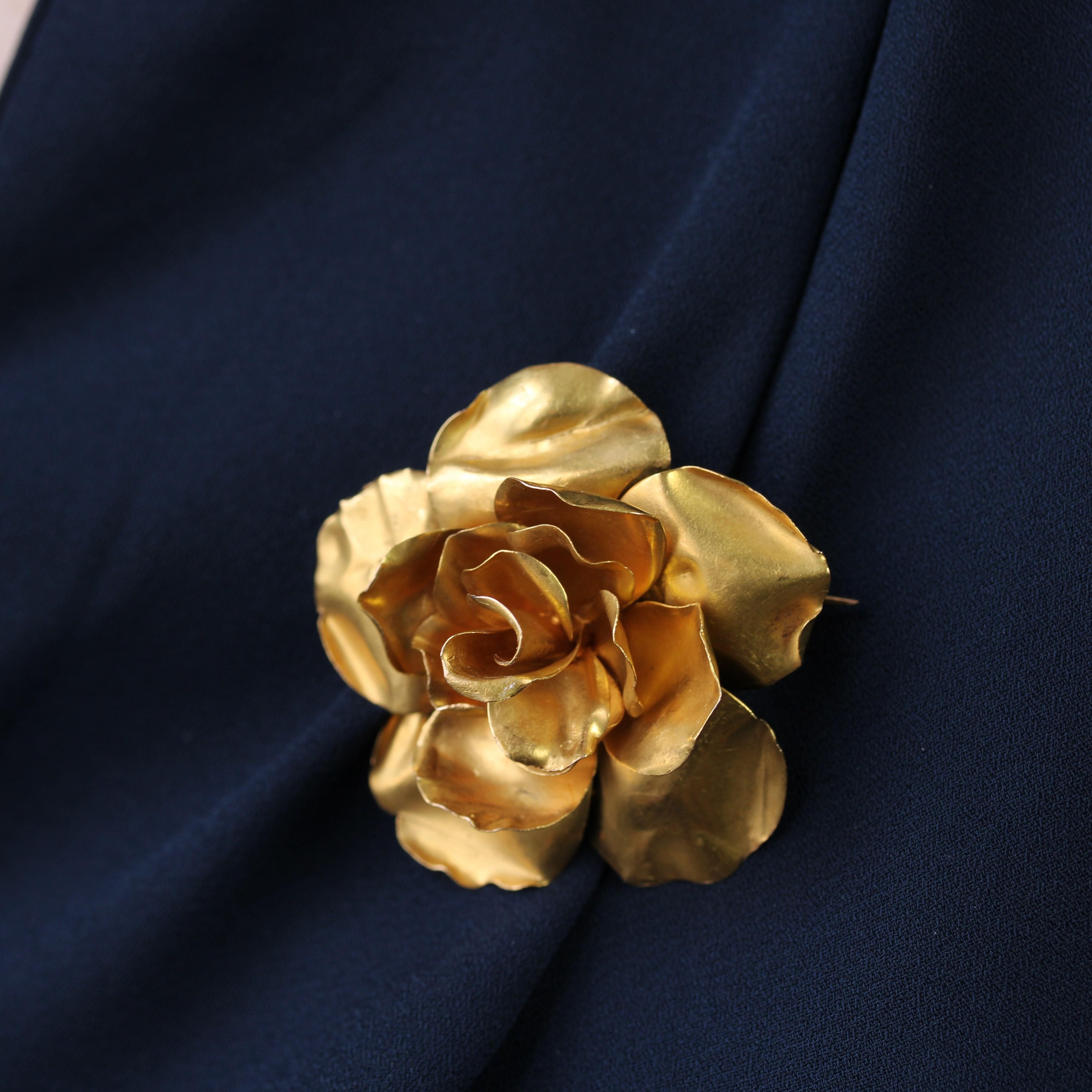 Broche rétro bouton de rose en or jaune 18 carats des années 1960 en vente 5