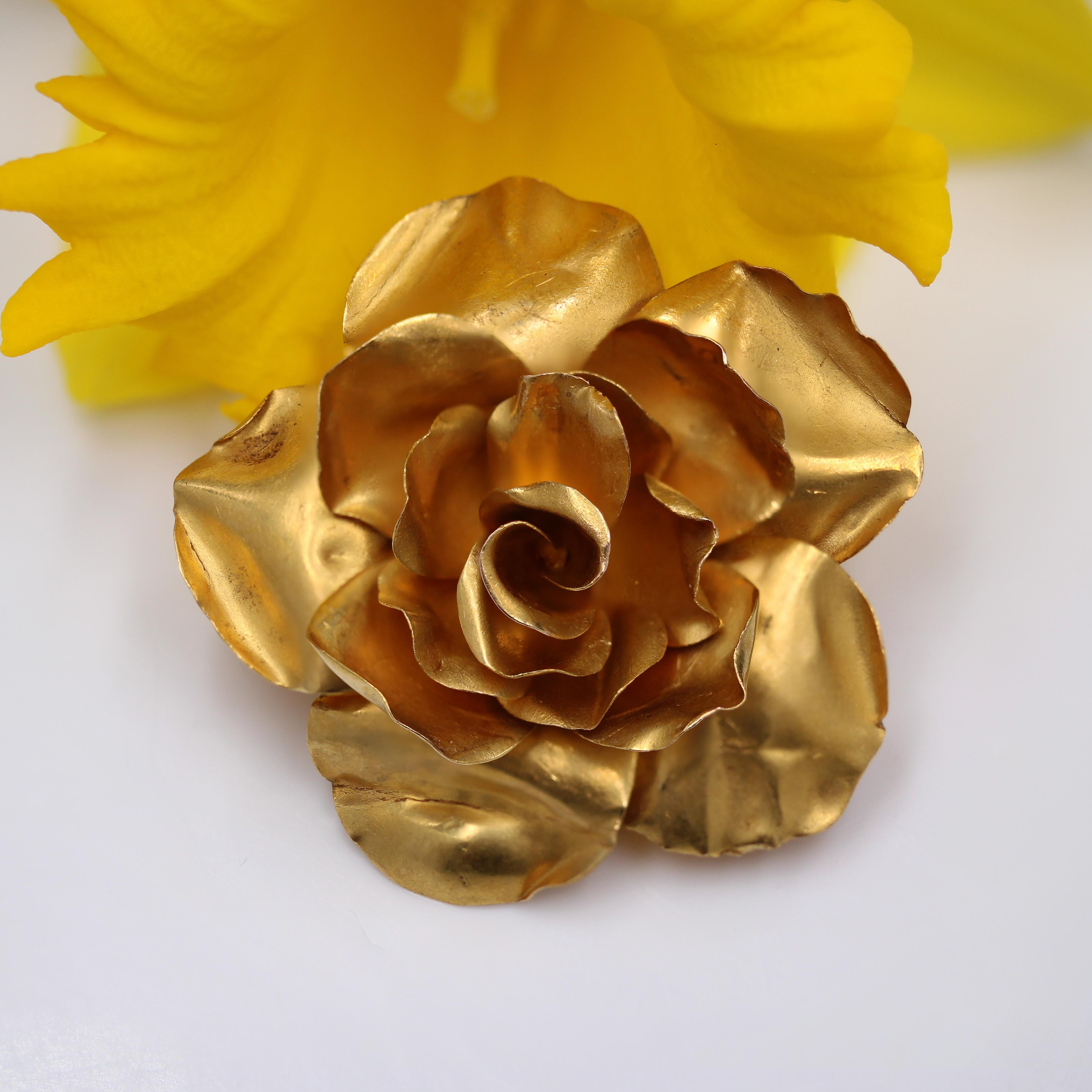 Broche rétro bouton de rose en or jaune 18 carats des années 1960 en vente 6