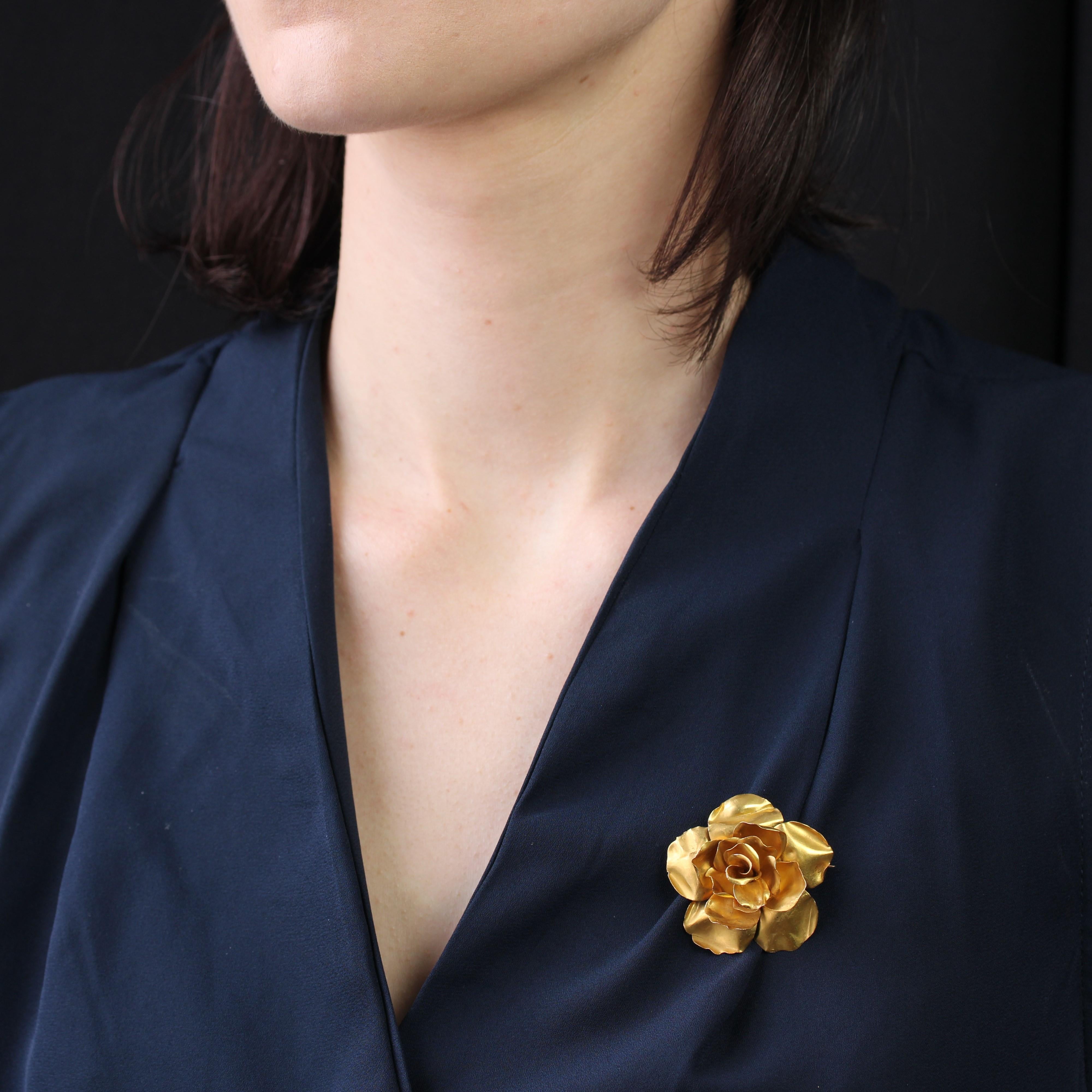 Brooch in 18 karat yellow gold, eagle head hallmark.
This elegant flower brooch features a blooming rose formed from small, flowing gold plates. The clasp is a pin with safety hook.
Height : 3,8 cm approximately, width : 3,8 cm approximately,