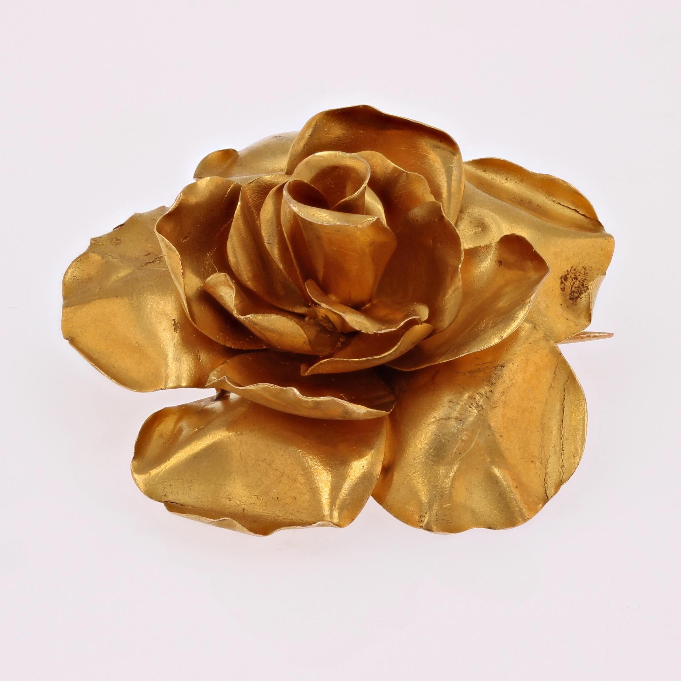 Rétro Broche rétro bouton de rose en or jaune 18 carats des années 1960 en vente