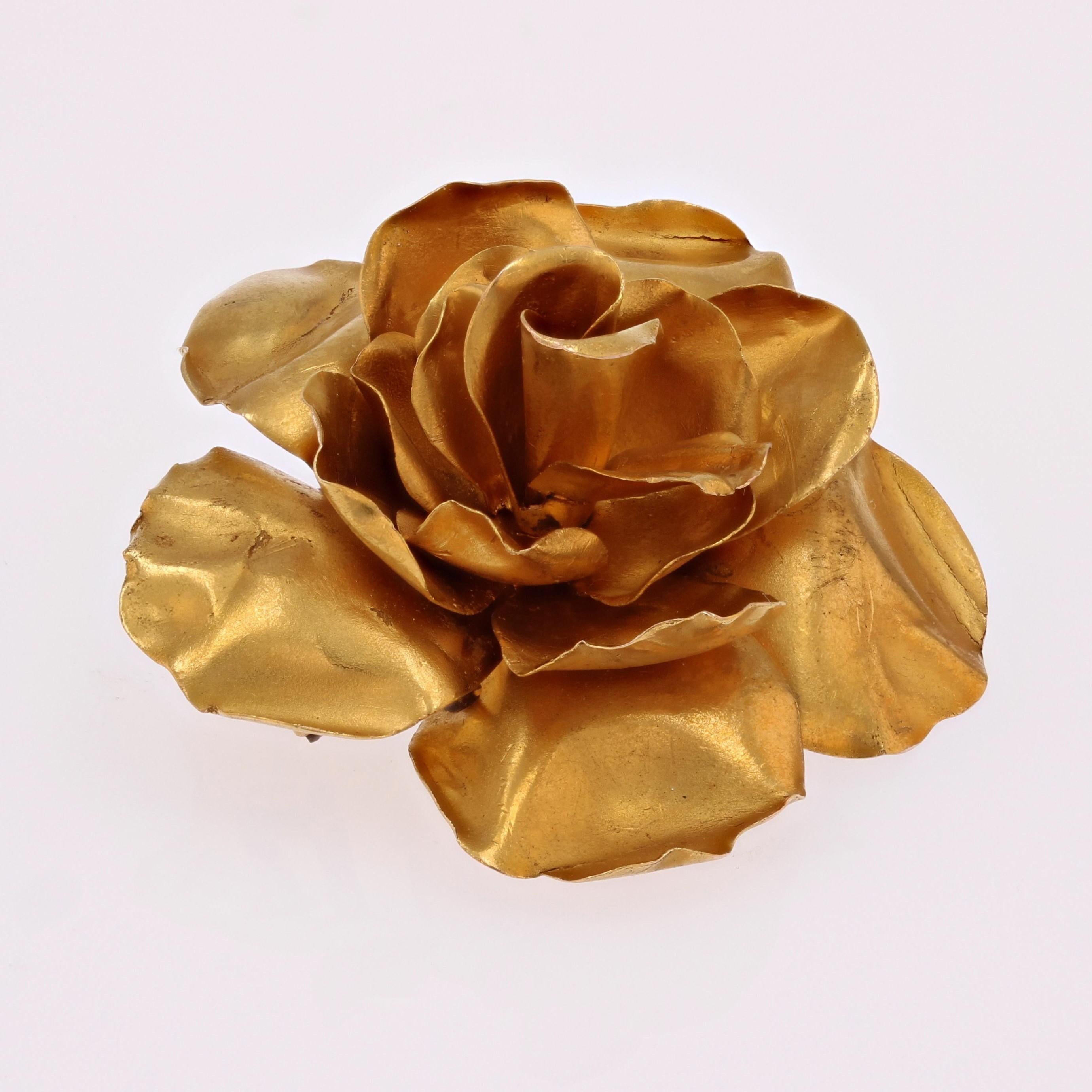 Broche rétro bouton de rose en or jaune 18 carats des années 1960 Pour femmes en vente