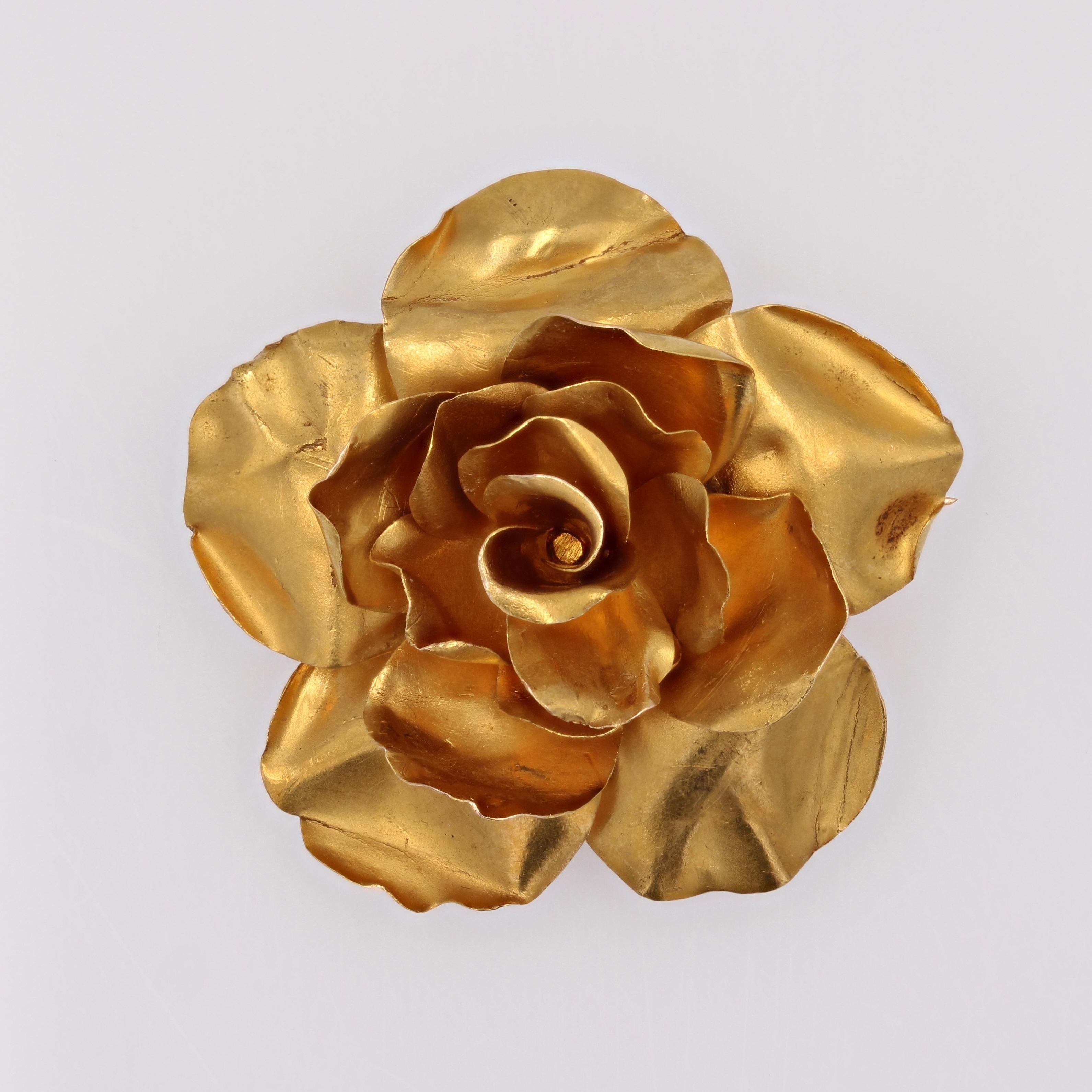 Broche rétro bouton de rose en or jaune 18 carats des années 1960 en vente 1