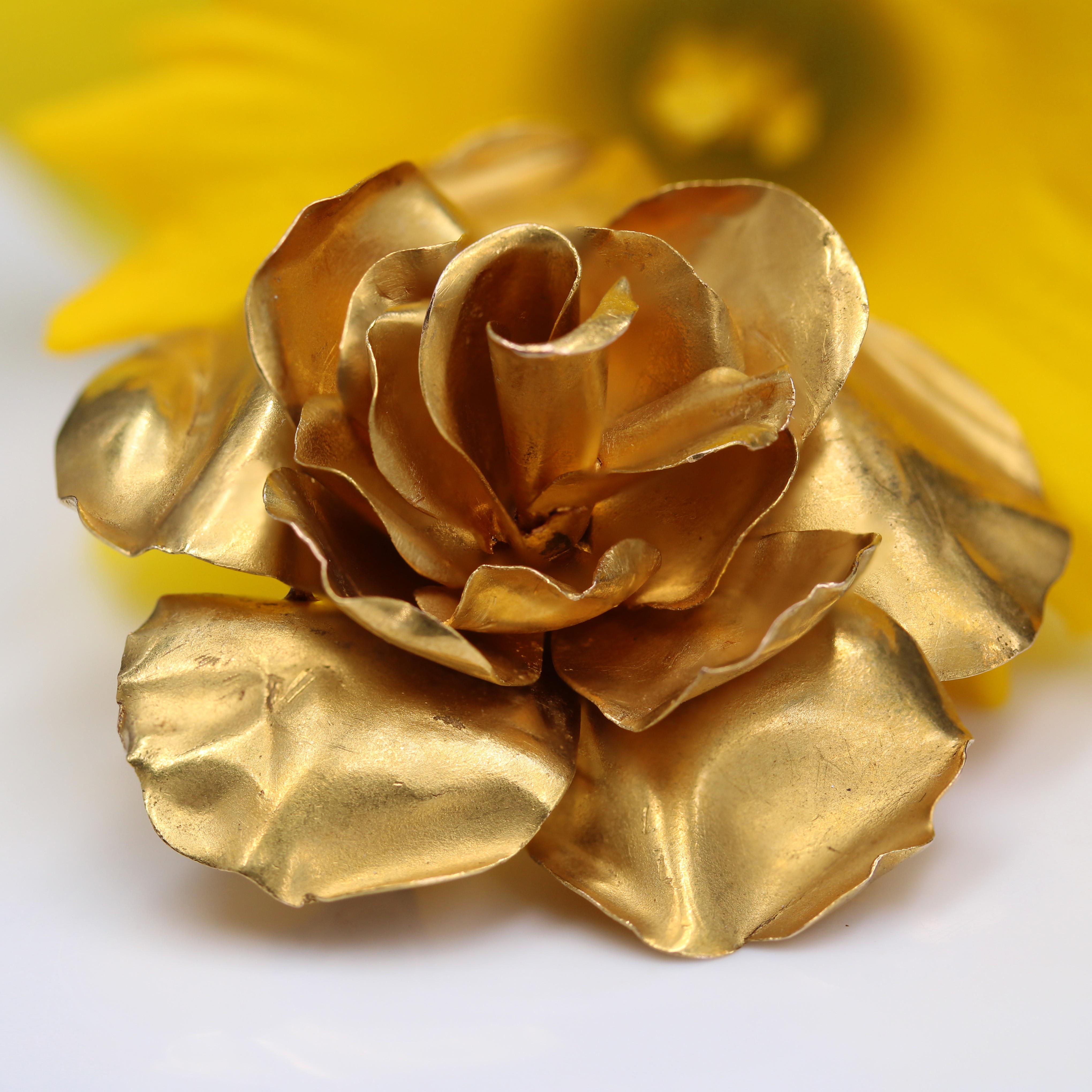 Broche rétro bouton de rose en or jaune 18 carats des années 1960 en vente 2