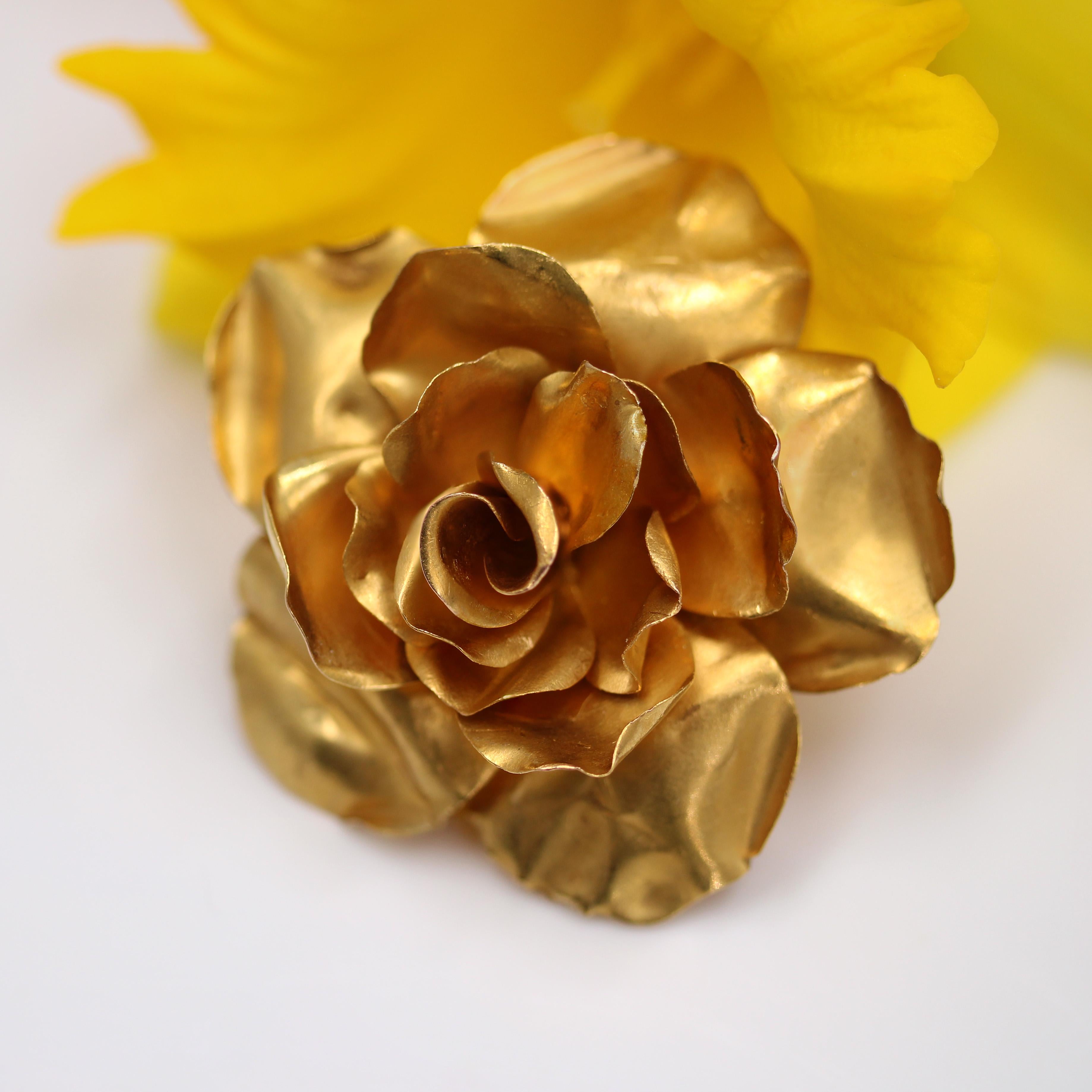 Broche rétro bouton de rose en or jaune 18 carats des années 1960 en vente 4