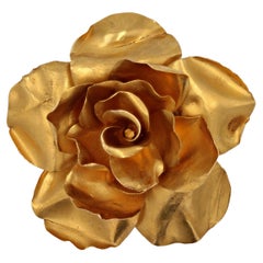 Broche rétro bouton de rose en or jaune 18 carats des années 1960