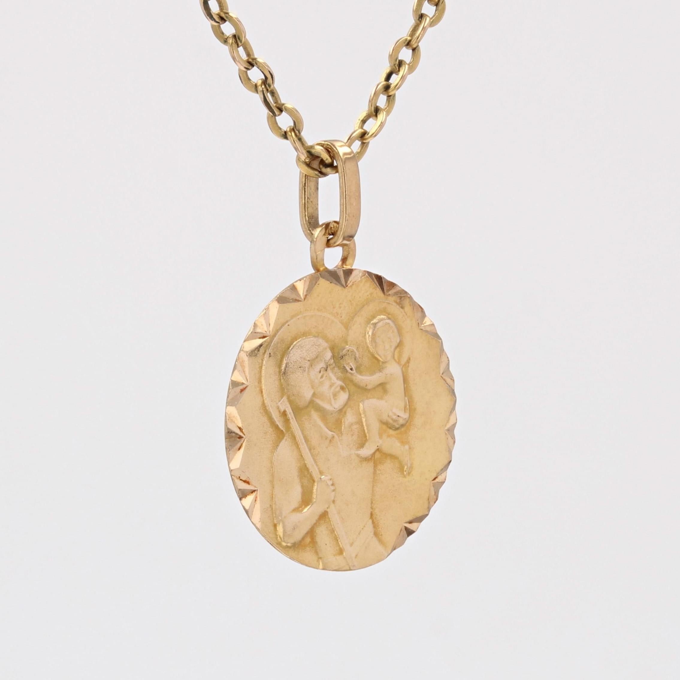 French 1960s 18 Karat Yellow Gold Saint Christopher Medal Pendant In Good Condition For Sale In Poitiers, FR