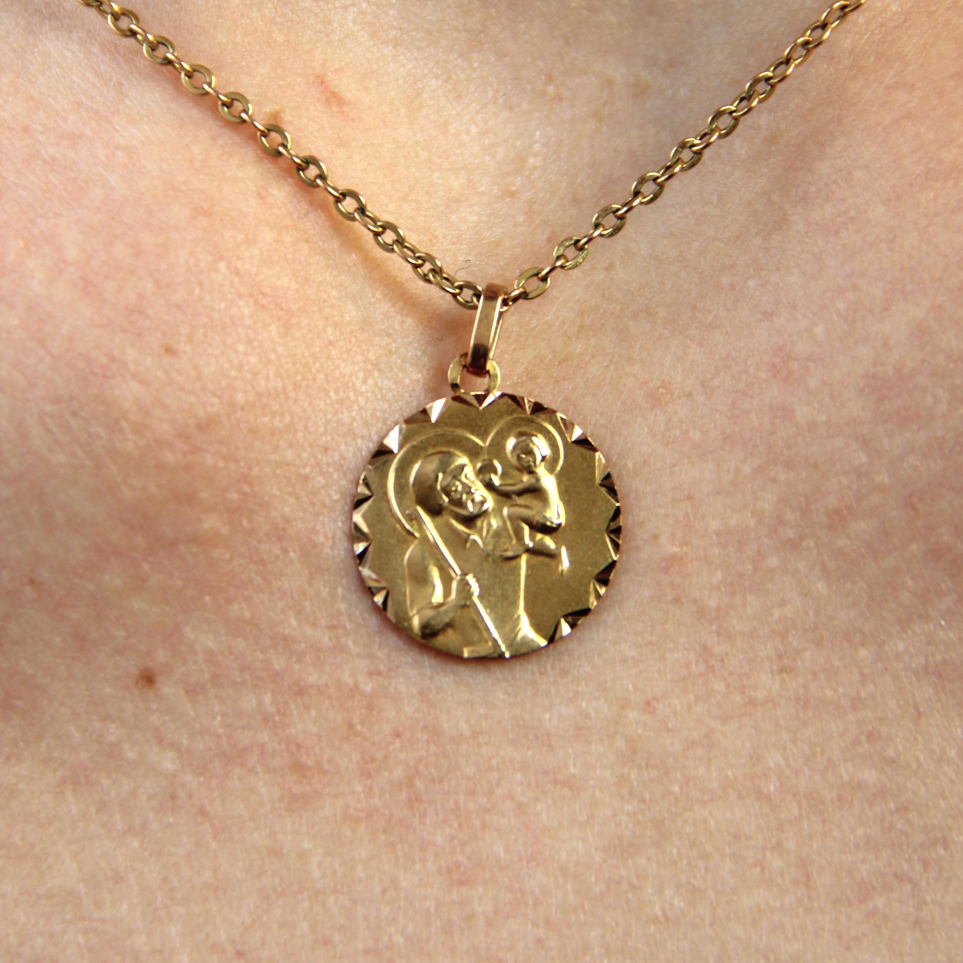 French 1960s 18 Karat Yellow Gold Saint Christopher Medal Pendant For Sale 1