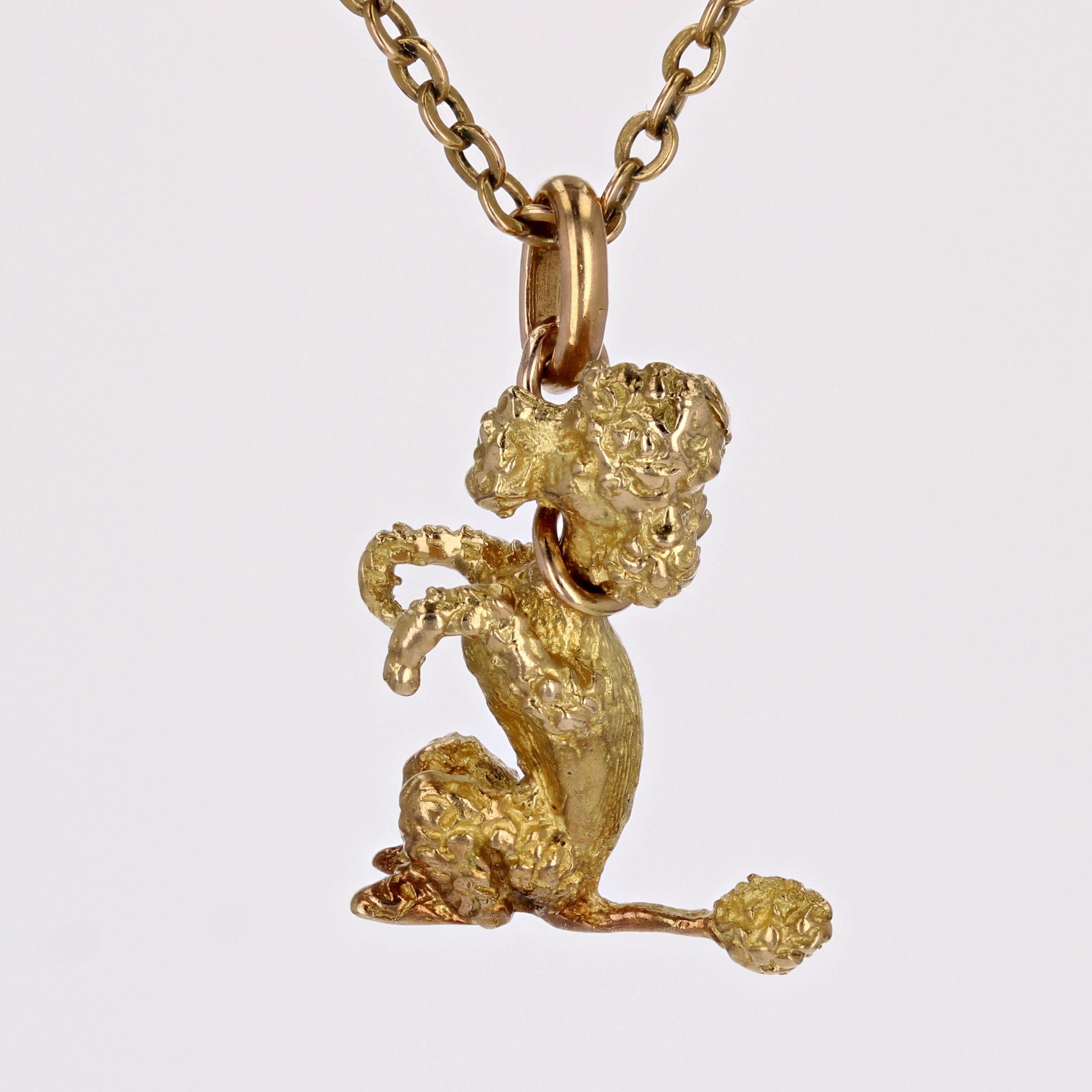 French 1960s 18 Karat Yellow Gold Sitting Poodle Charm Pendant In Good Condition For Sale In Poitiers, FR