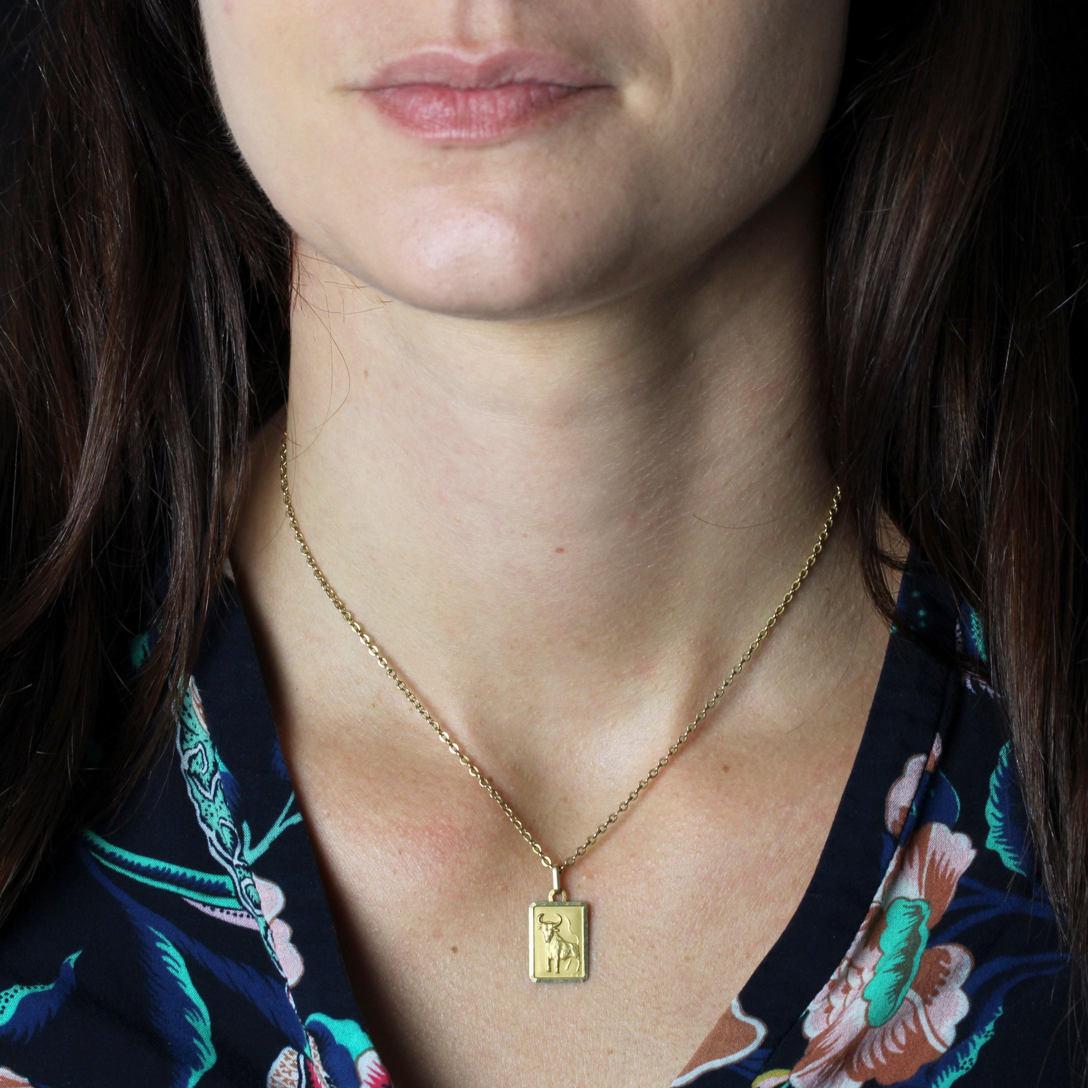 Médaille en or jaune 18 carats, poinçon tête d'aigle.
Médaille rectangulaire en or représentant le signe zodiacal du Taurus sur fond d'or amati.
Médaille signée CP.
Pendentif vendu seul sans sa chaîne de présentation.
Hauteur : 2,3 cm environ,