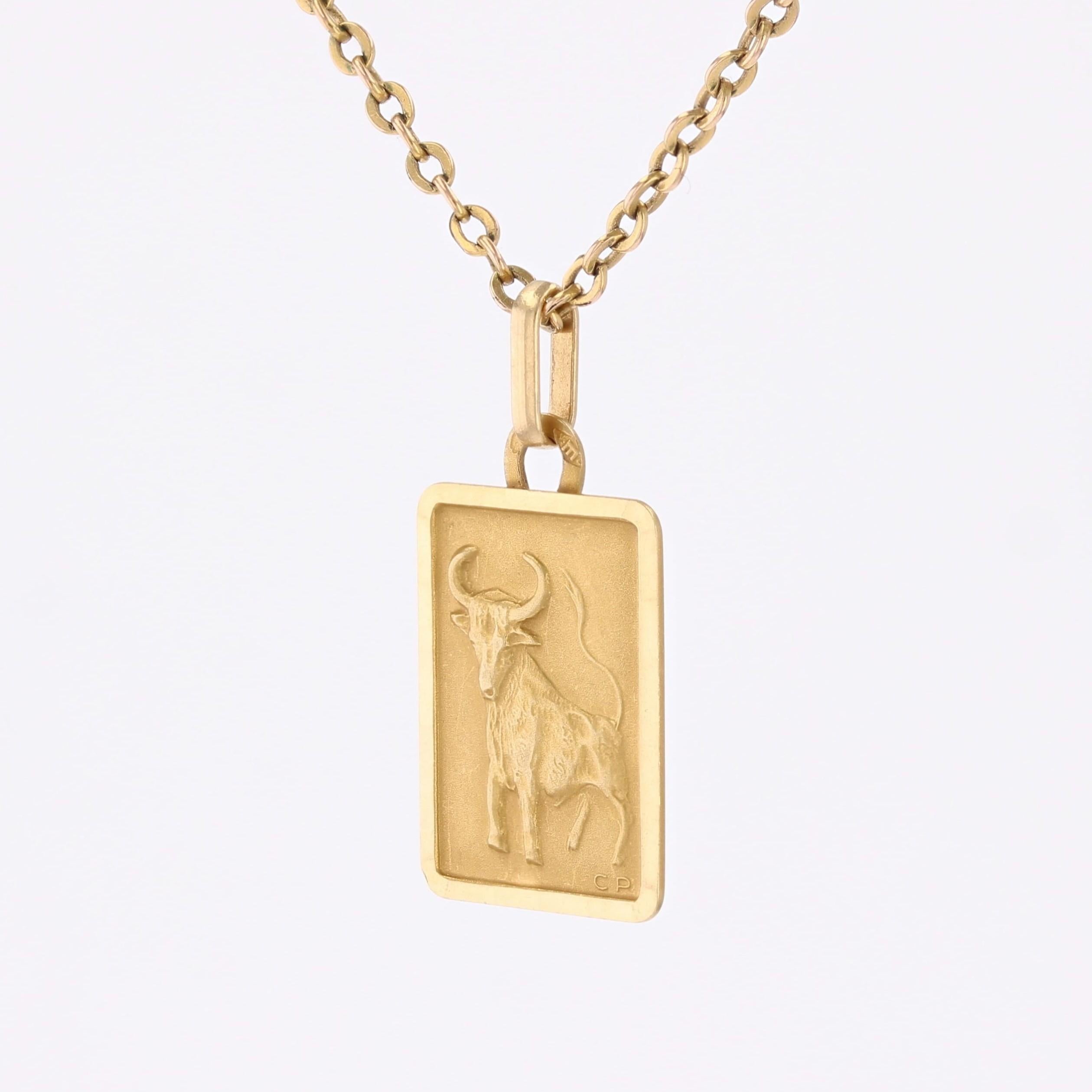 Rétro Pendentif Médaille rectangulaire Taurus en or jaune 18 carats datant des années 1960