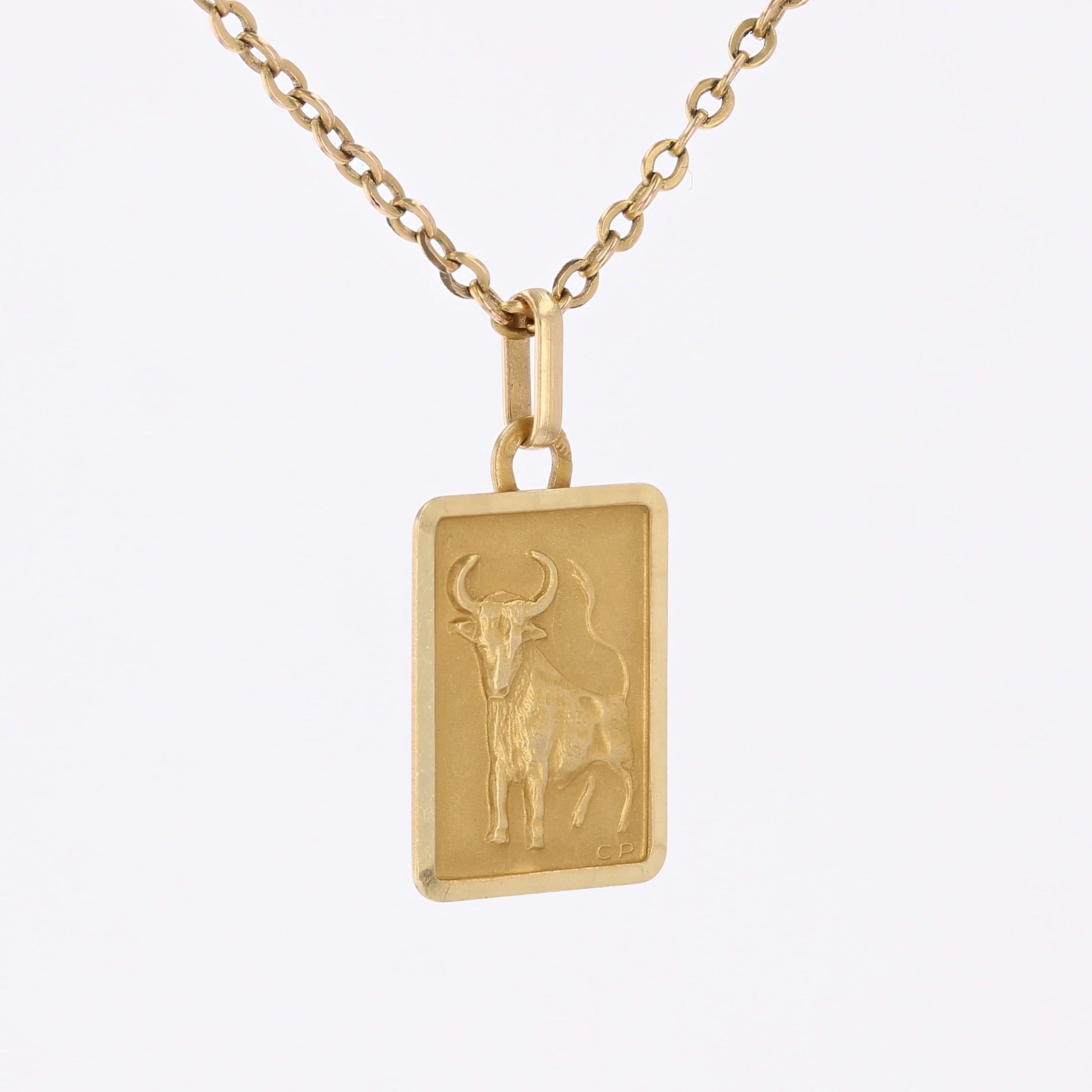 Pendentif Médaille rectangulaire Taurus en or jaune 18 carats datant des années 1960 Bon état à Poitiers, FR