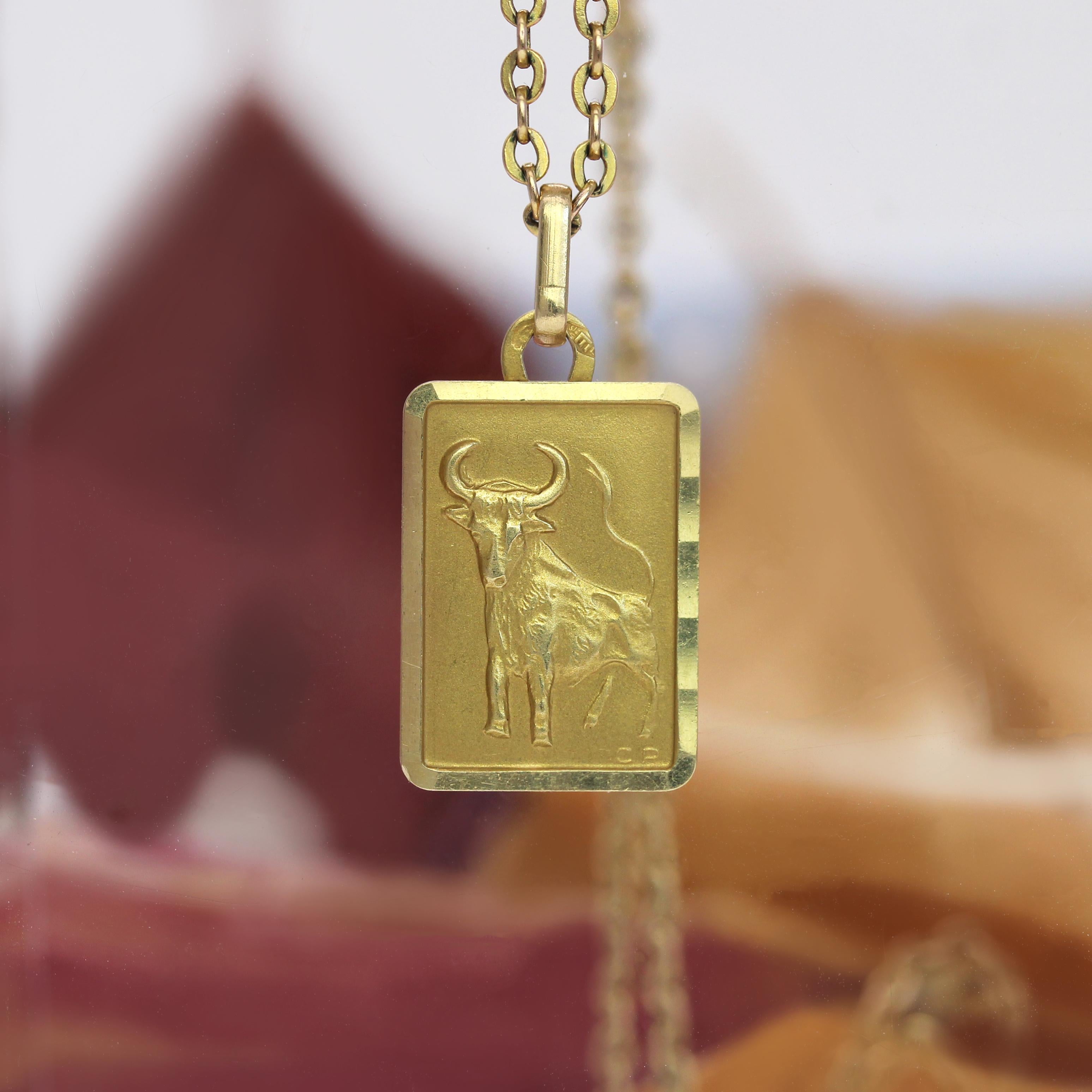  Pendentif Médaille rectangulaire Taurus en or jaune 18 carats datant des années 1960 Unisexe 