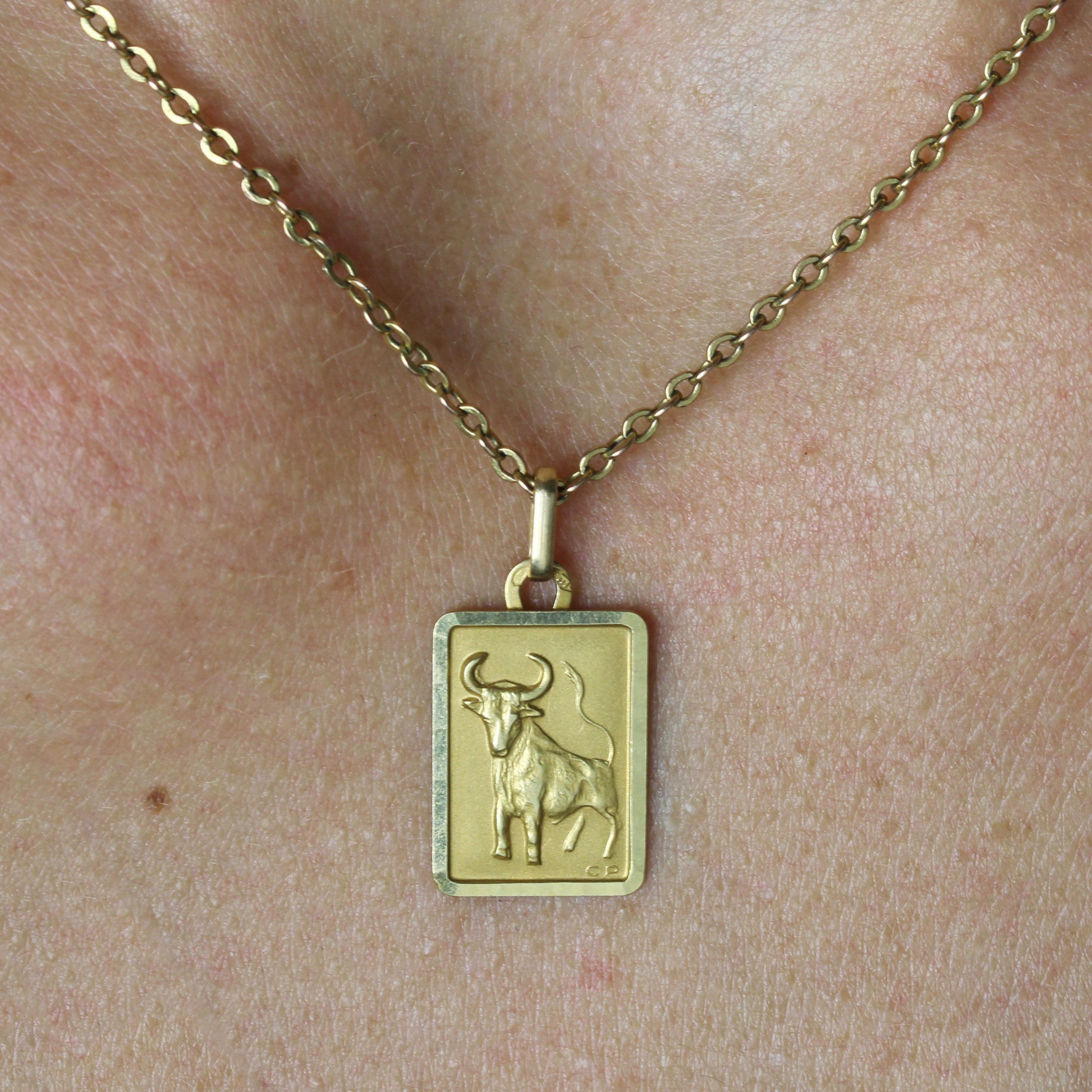 Pendentif Médaille rectangulaire Taurus en or jaune 18 carats datant des années 1960 1