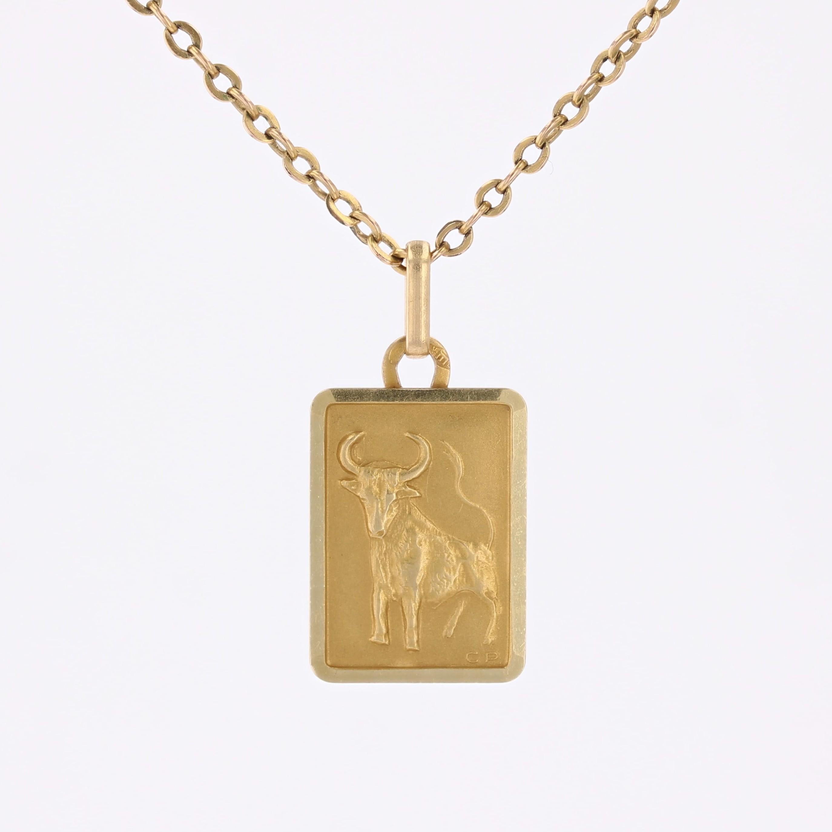 Pendentif Médaille rectangulaire Taurus en or jaune 18 carats datant des années 1960 2