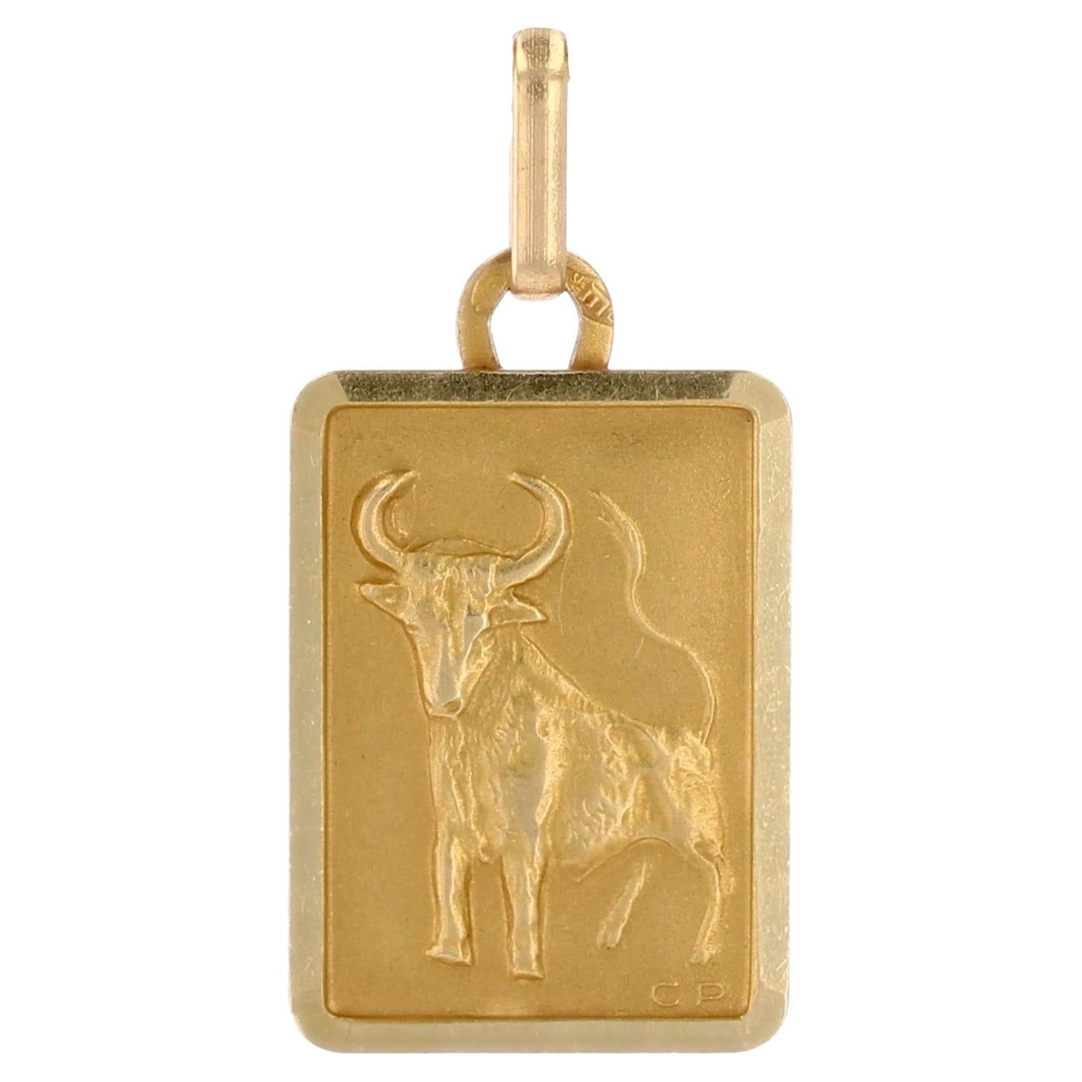 Pendentif Médaille rectangulaire Taurus en or jaune 18 carats datant des années 1960