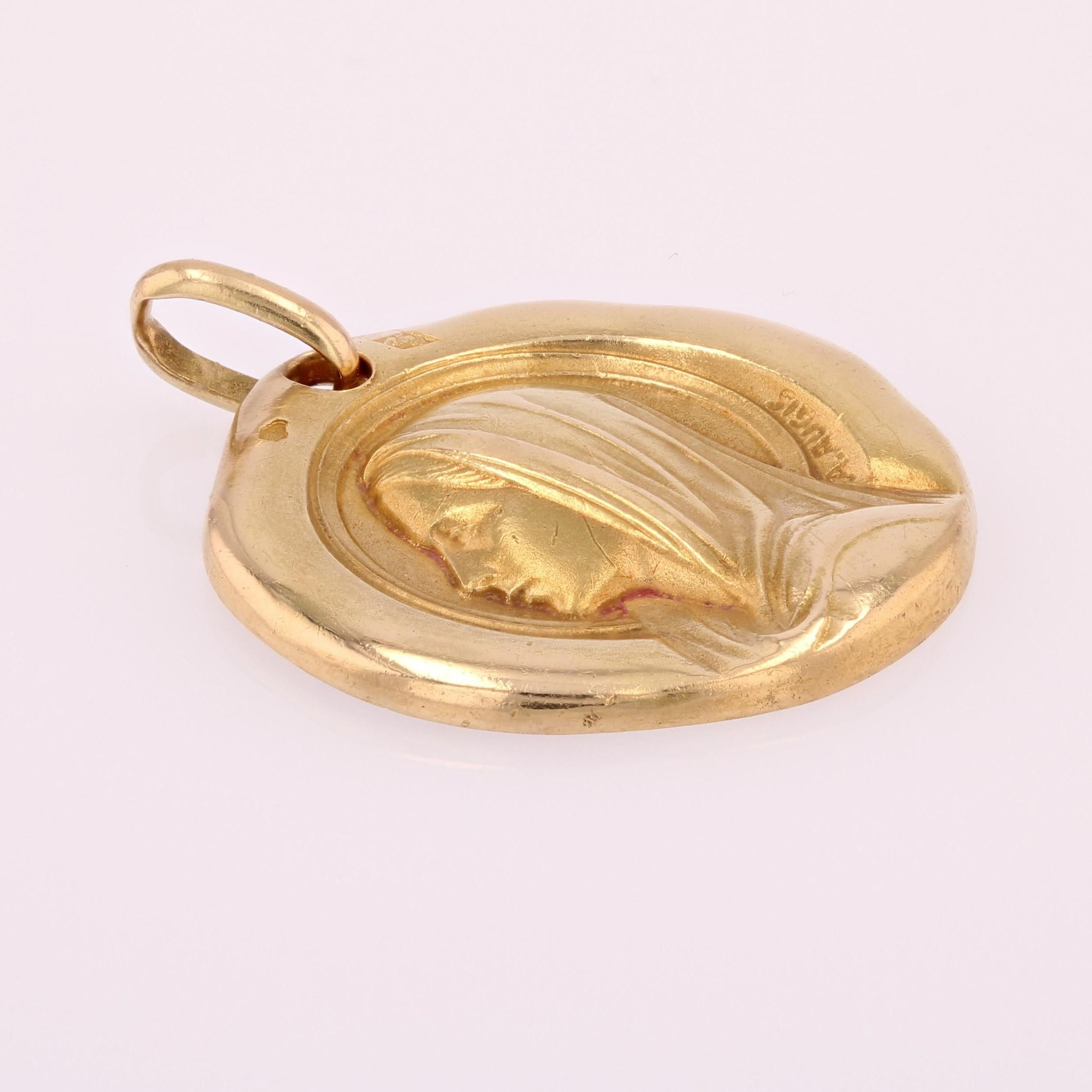 Rétro Médaille de la Vierge Marie Augis en or jaune 18 carats des années 1960 en vente