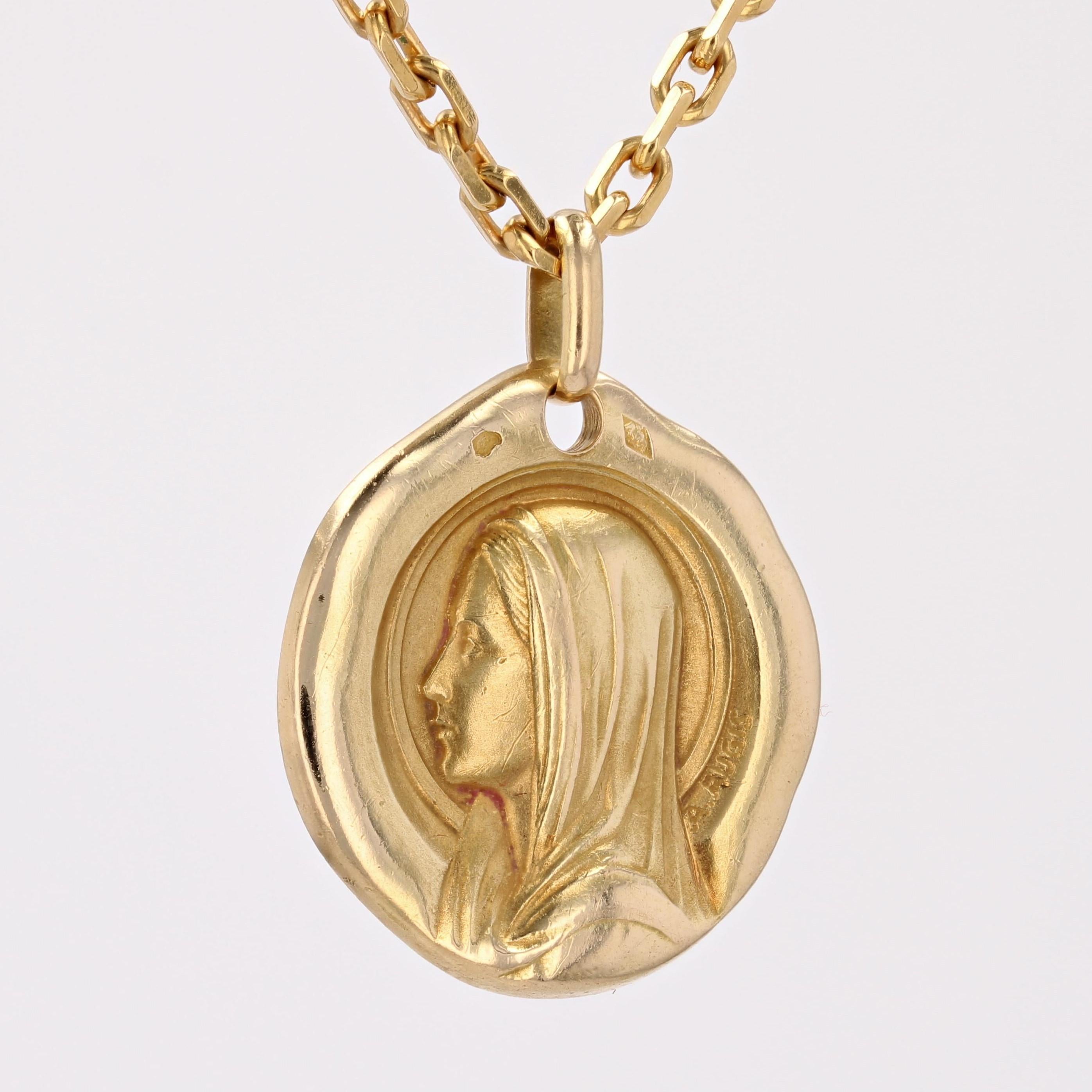French 1960s 18 Karat Yellow Gold Virgin Mary Augis Medal In Good Condition For Sale In Poitiers, FR