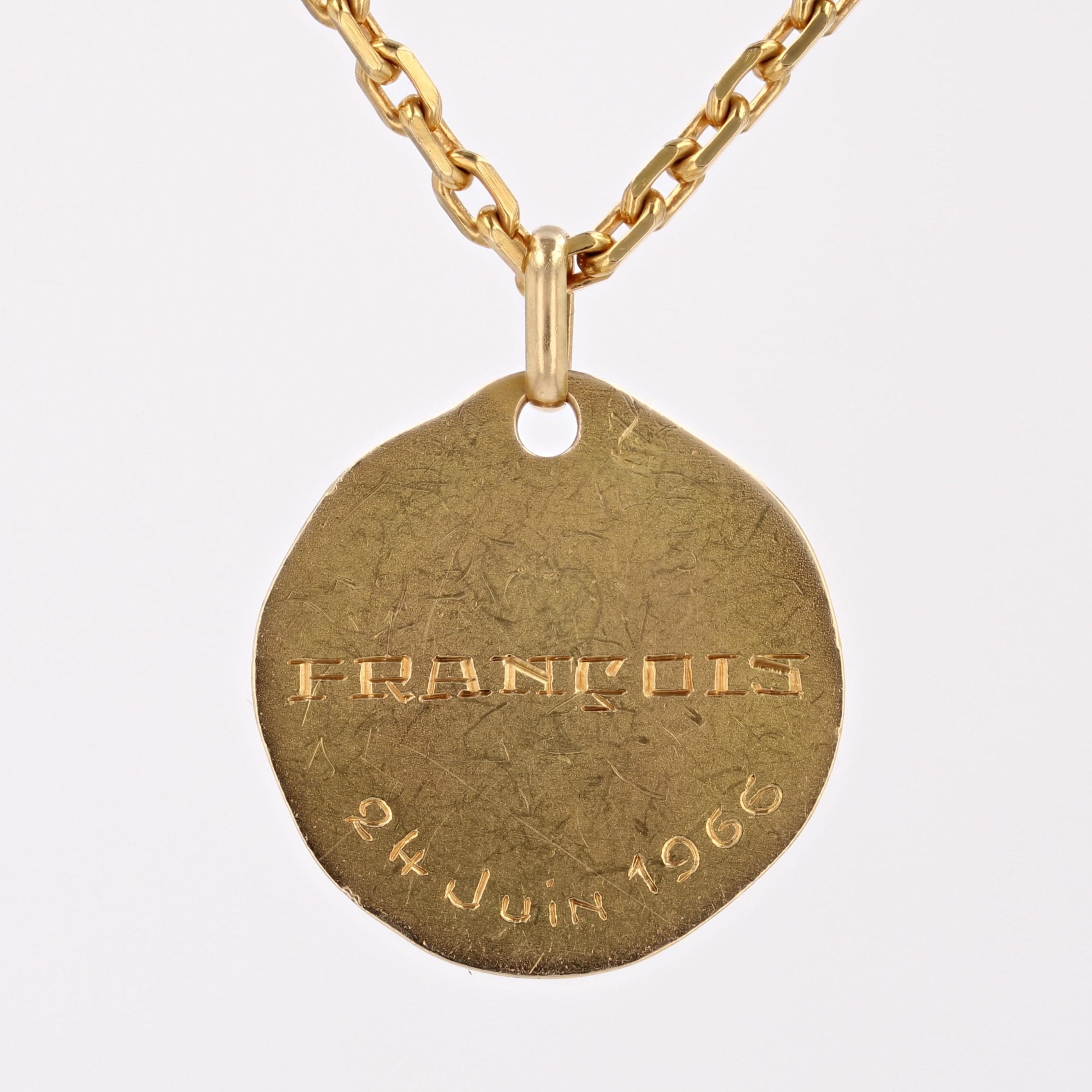 Médaille de la Vierge Marie Augis en or jaune 18 carats des années 1960 en vente 3