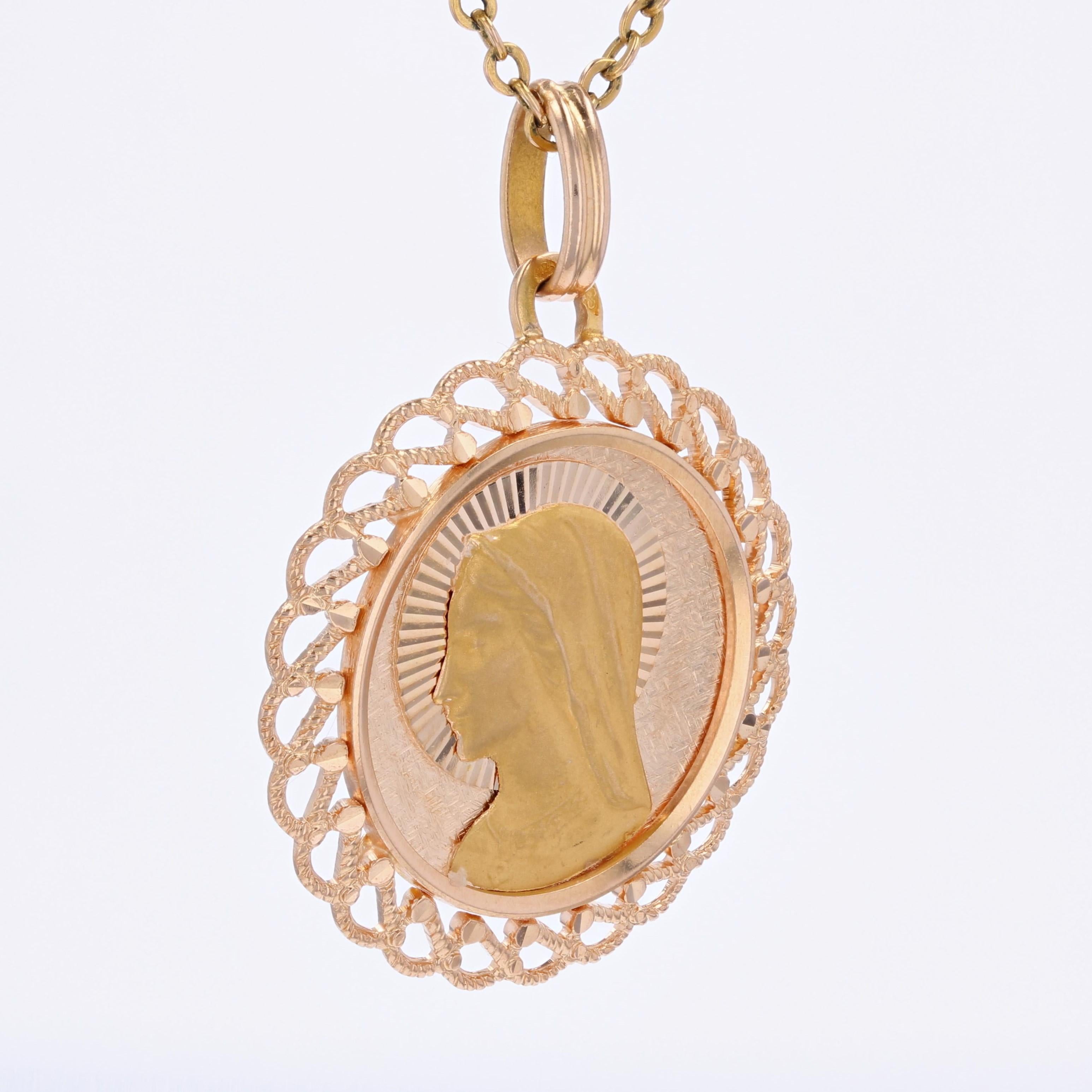 French 1960s 18 Karat Yellow Gold Virgin Mary Openwork Border Medal In Excellent Condition In Poitiers, FR
