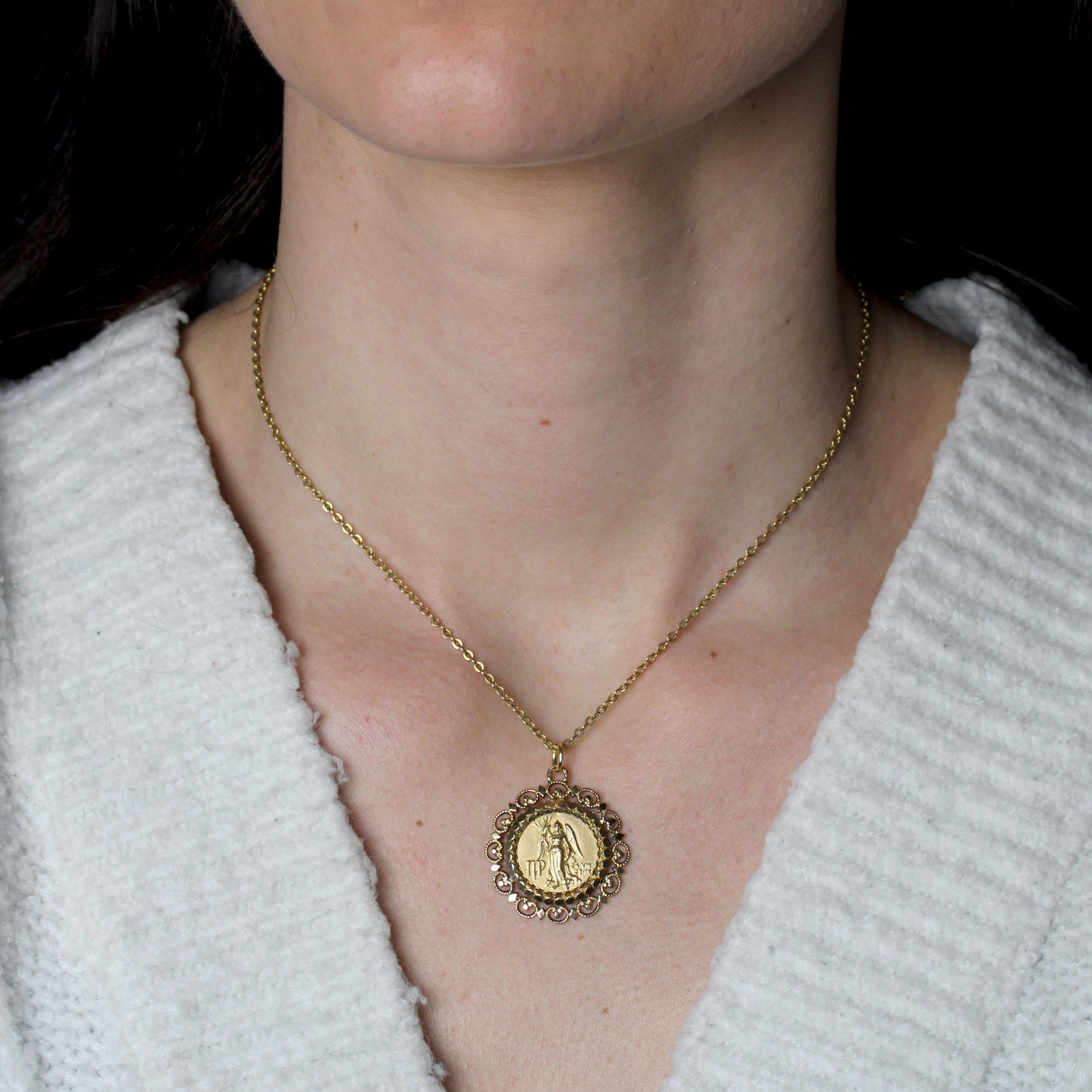 Pendant in 18 karat yellow gold, eagle head hallmark.
A vintage medal, it represents the astrological sign Virgo with its symbol and the dates “24-VIII”, “25-IX” corresponding to the period of this zodiac sign. The pendant is bordered by round