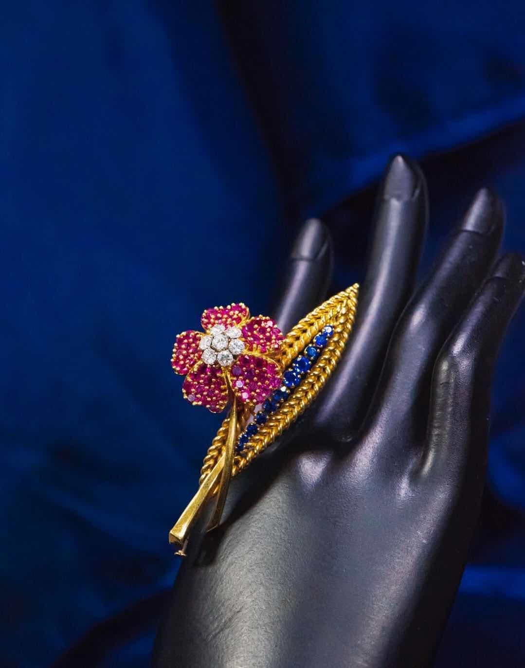 French 1960s 18kt 9 Cts Ruby Sapphire Diamond Wild Rose Brooch Pendant For Sale 4