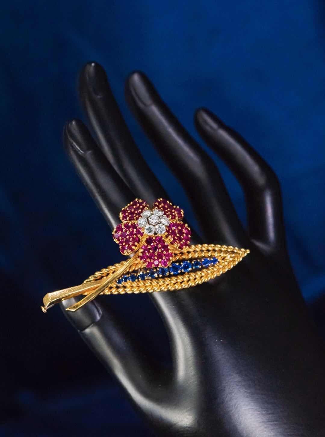French 1960s 18kt 9 Cts Ruby Sapphire Diamond Wild Rose Brooch Pendant For Sale 5