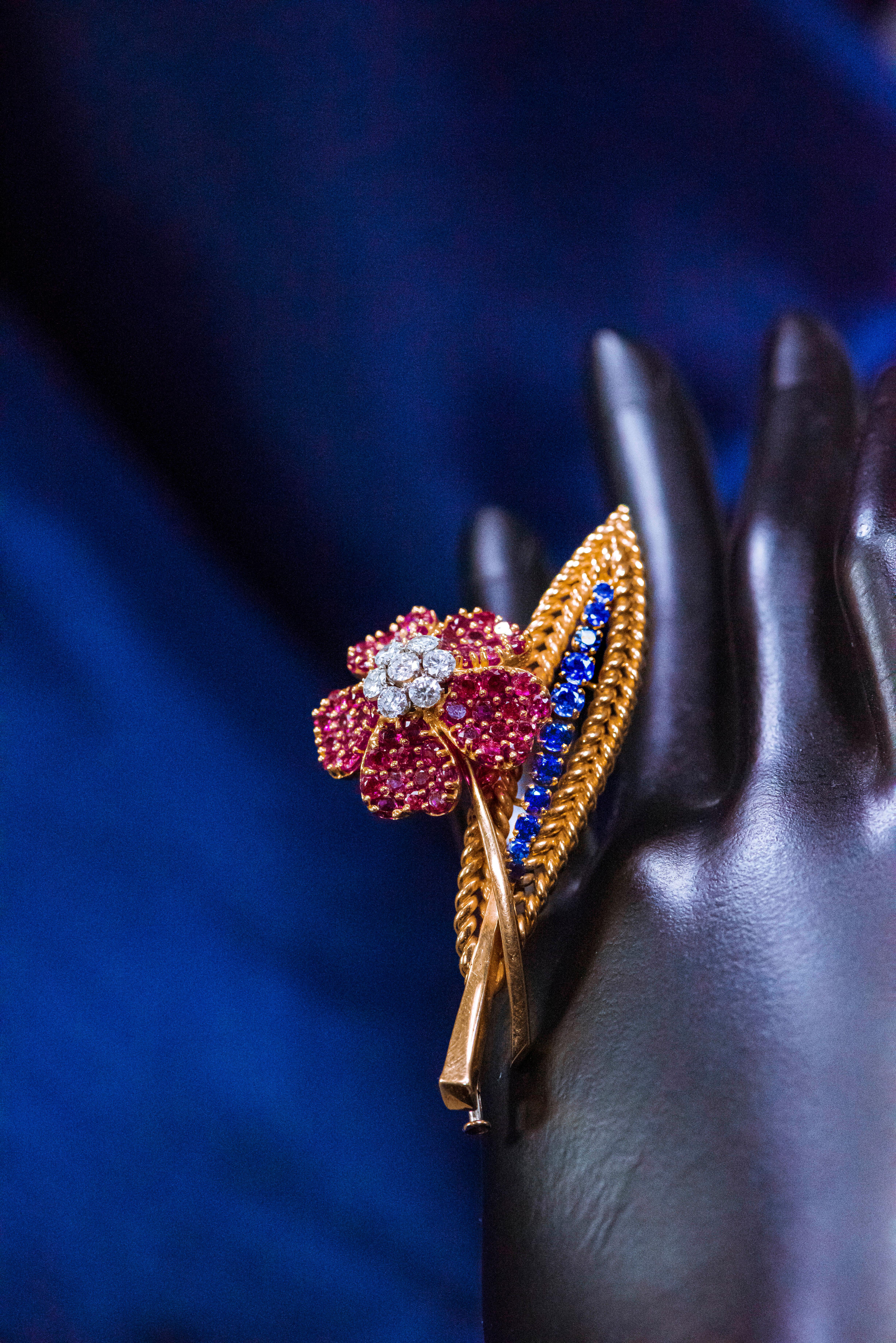 French 1960s 18kt 9 Cts Ruby Sapphire Diamond Wild Rose Brooch Pendant In Good Condition For Sale In New york, NY