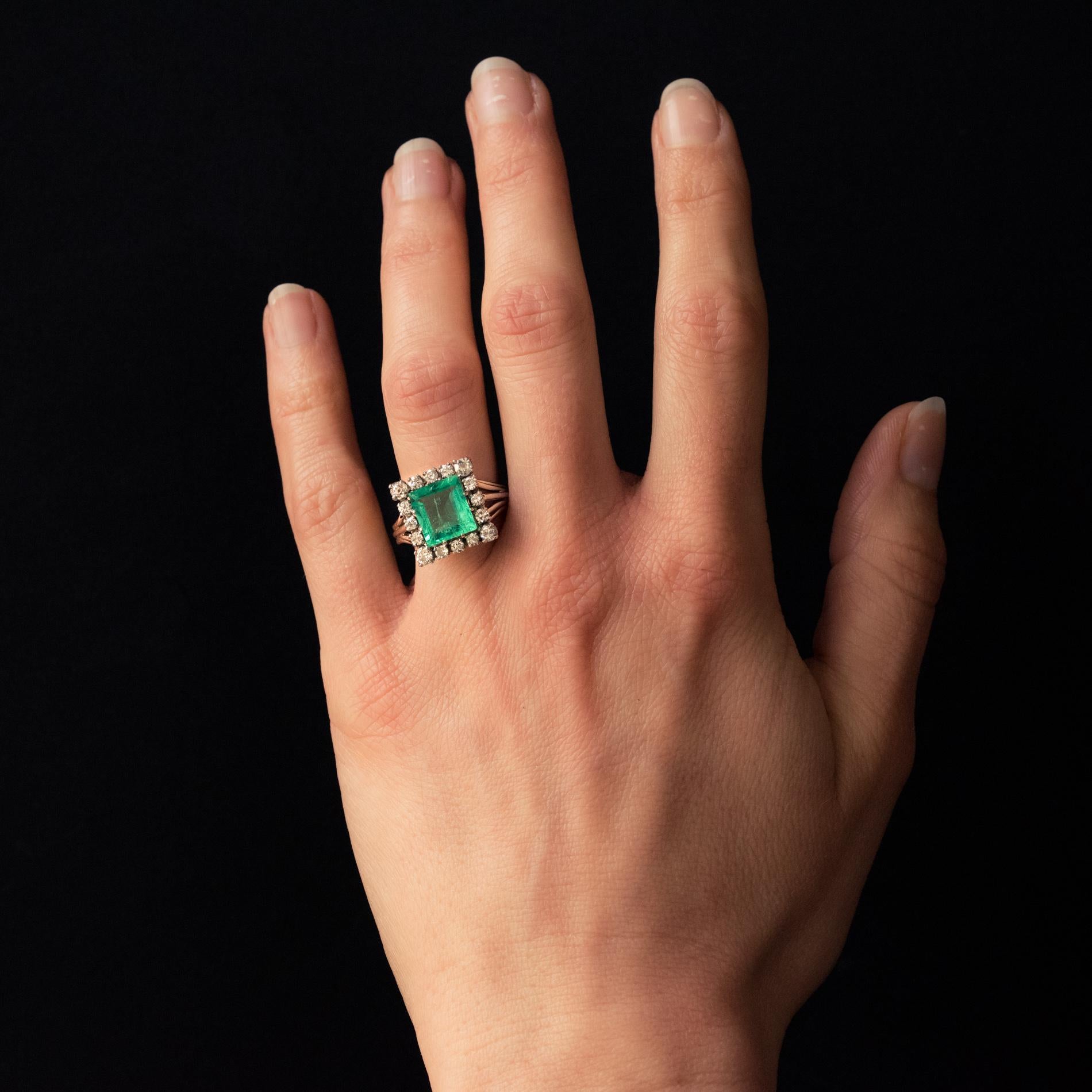Ring in 18 karat white gold, eagle's head hallmark, and platinum, dog's head hallmark.
Beautiful retro ring, it is set on its top with thin claws, of an emerald of a light and intense green surrounded, on a square decoration, of brilliant-cut