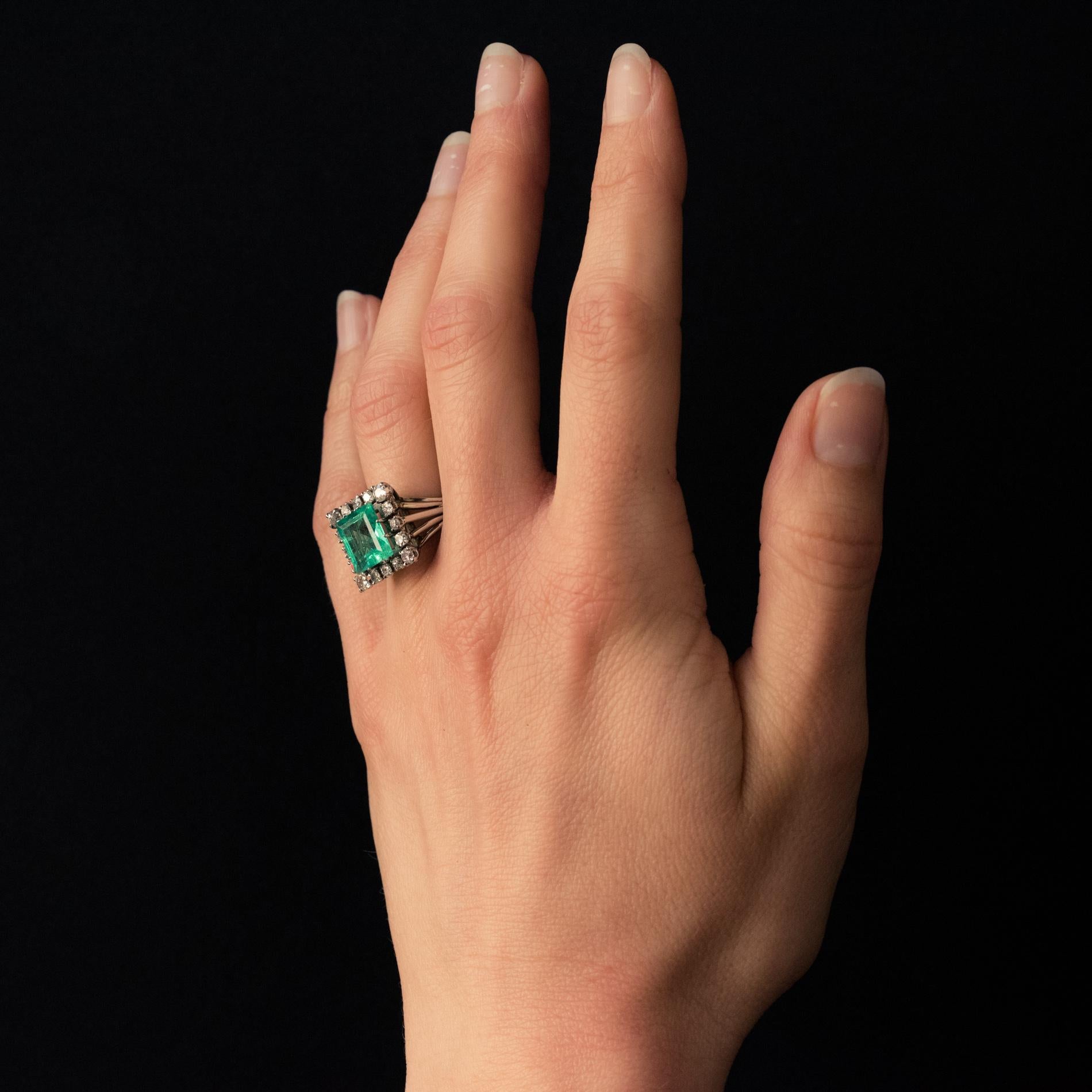 Women's French 1960s 2 Carat Emerald Diamond 18 Karat White Gold Platinium Ring