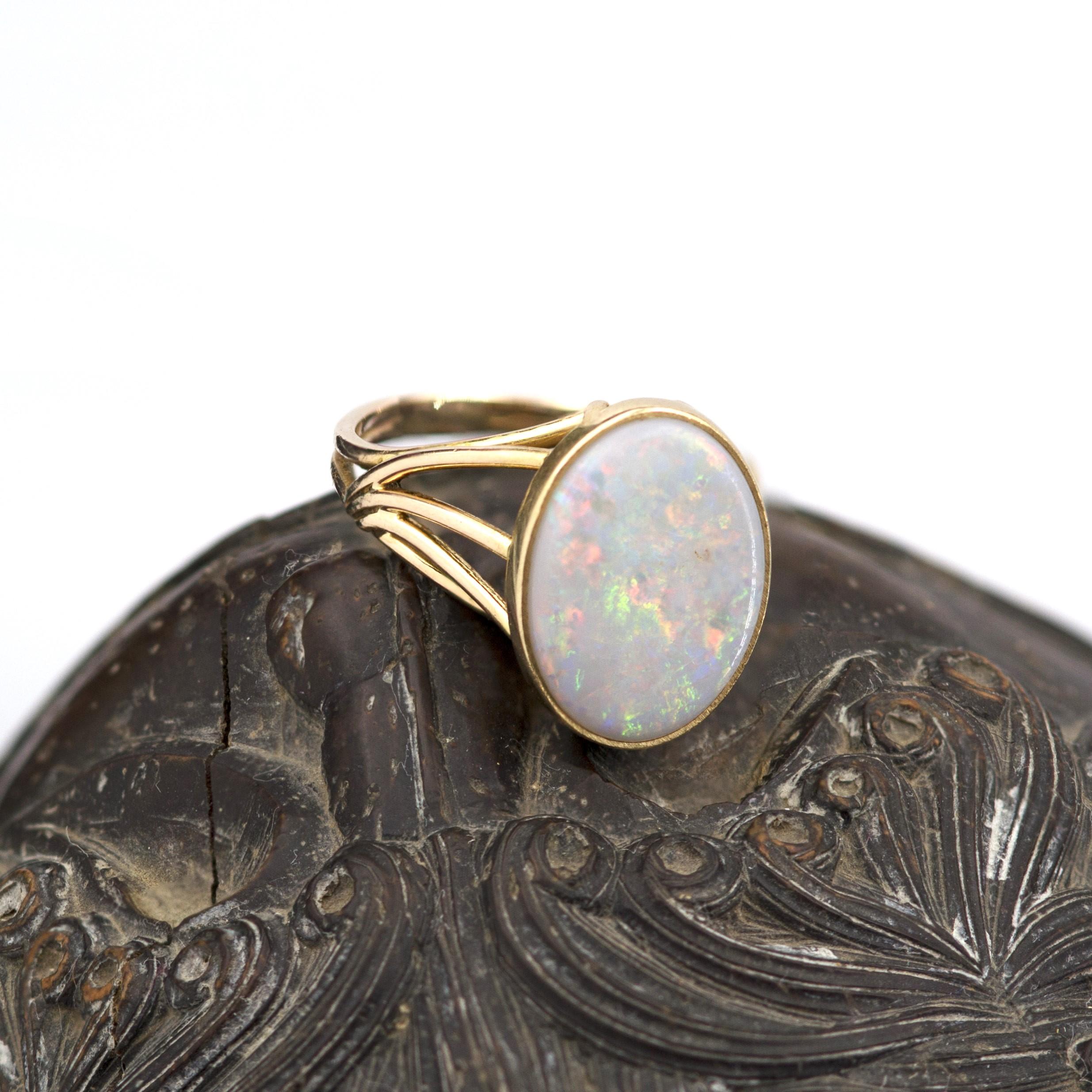Retro French 1960s 2 Carats Opal 18 Karat Yellow Gold Ring For Sale