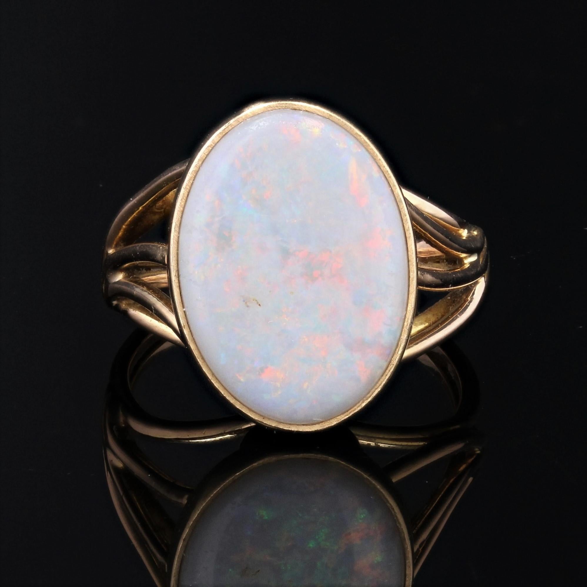 French 1960s 2 Carats Opal 18 Karat Yellow Gold Ring In Good Condition For Sale In Poitiers, FR