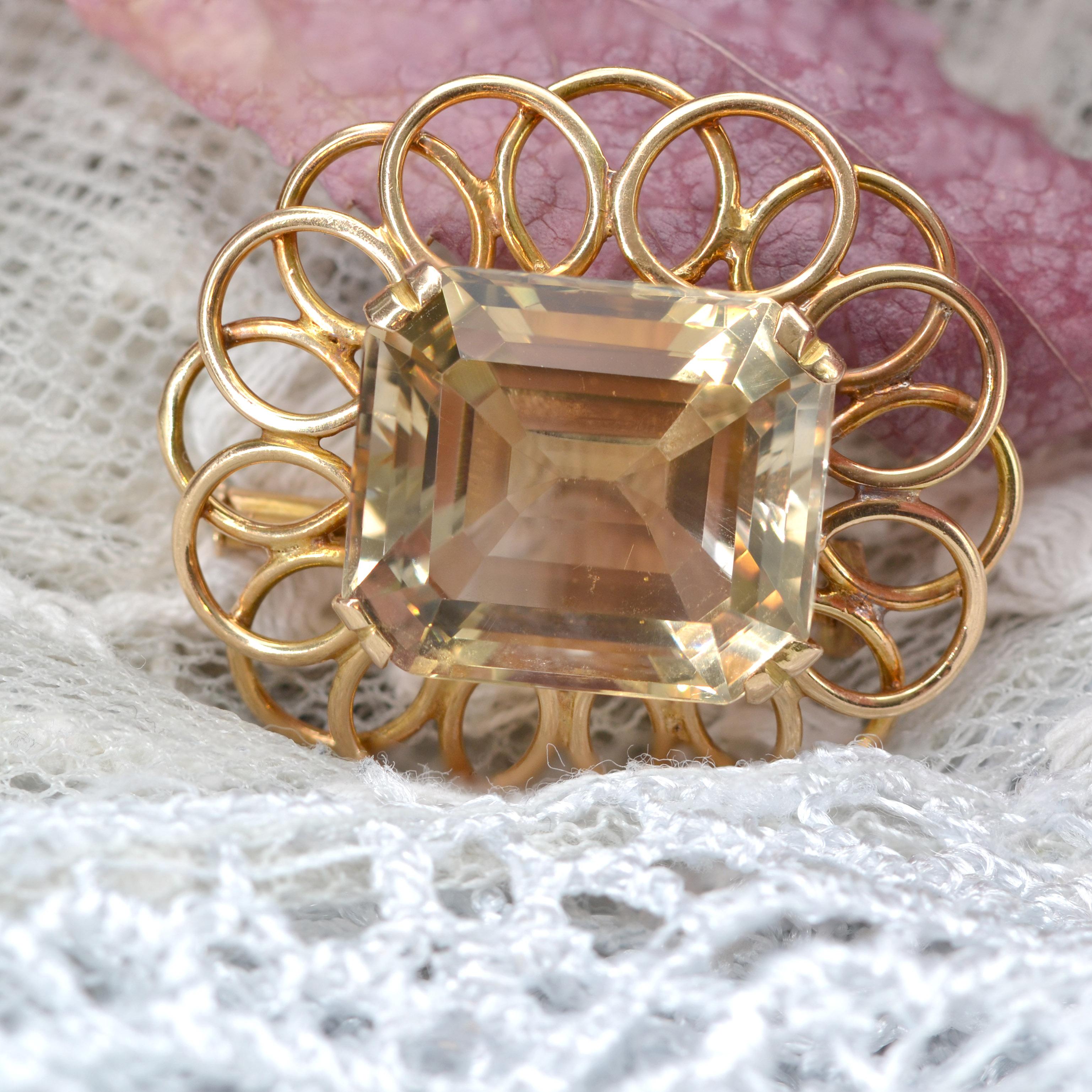 Retro French 1960s 20 Carats Citrine 18 Karat Yellow Gold Flower Brooch For Sale