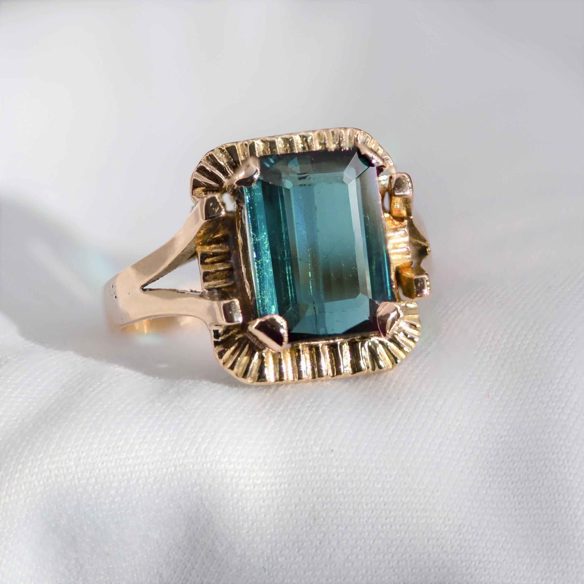 Emerald Cut French 1960s 2.60 Carat Tourmaline Indigolite 18 Karat Rose Gold Retro Ring For Sale