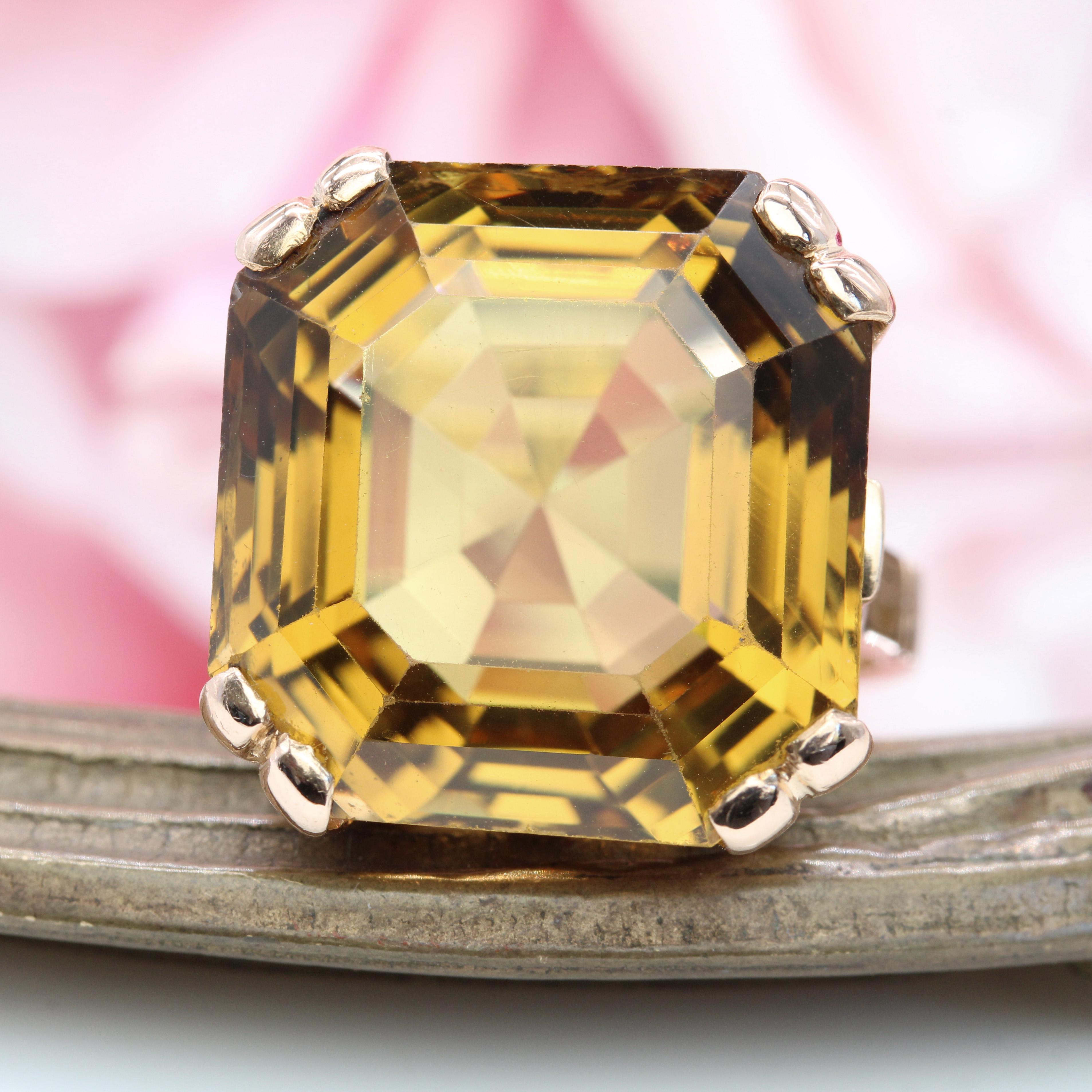 Französischer 1960er Jahre 31 Karat Citrin 18 Karat Rose Gold Retro Cocktail Ring (Smaragdschliff) im Angebot