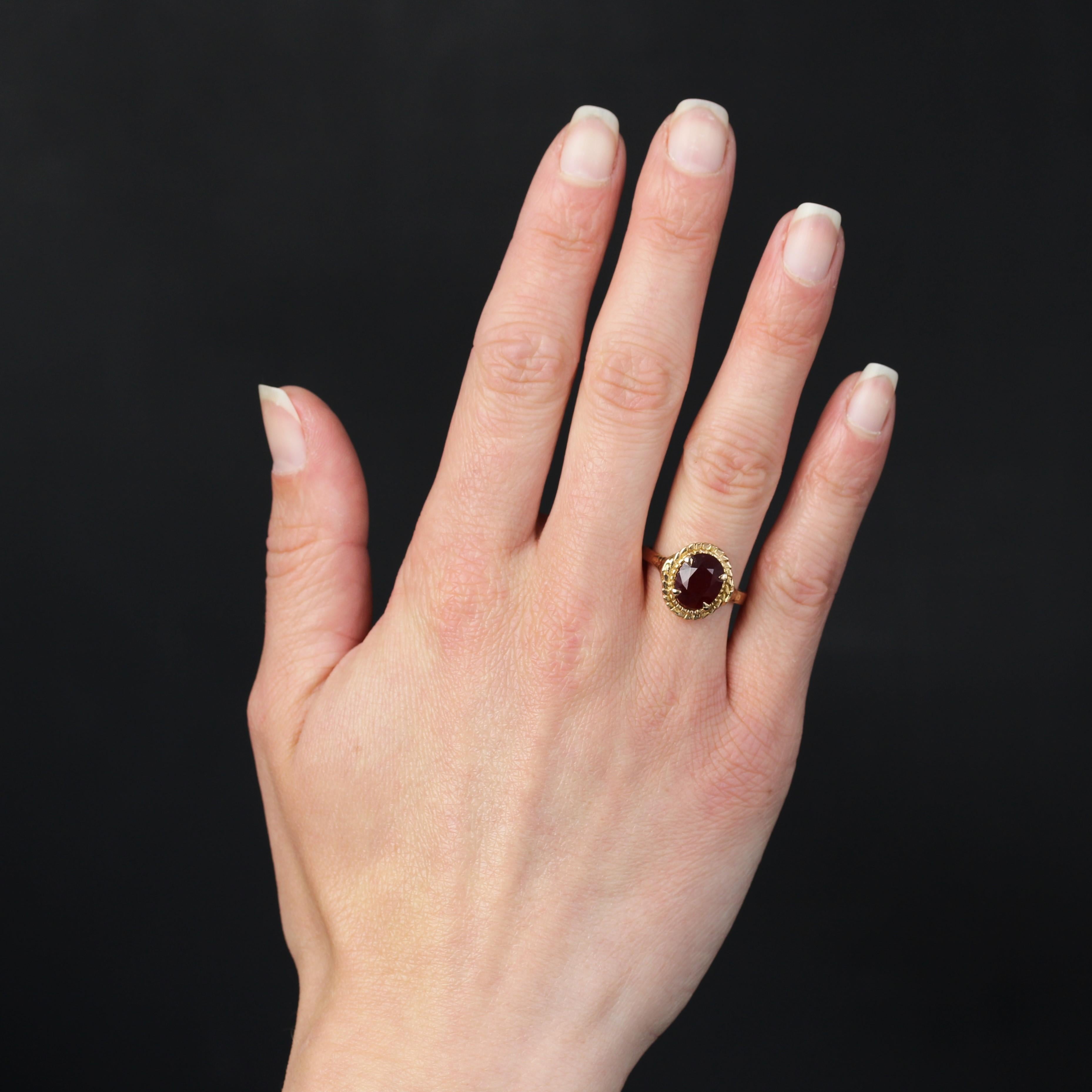 Ring in 18 karat rose gold, eagle head hallmark.
This gold ring features an oval setting chased in scales all around. In the center, a treated oval ruby is set with 4 claws. On either side of the head, a palmette motif adorns the base of the ring.