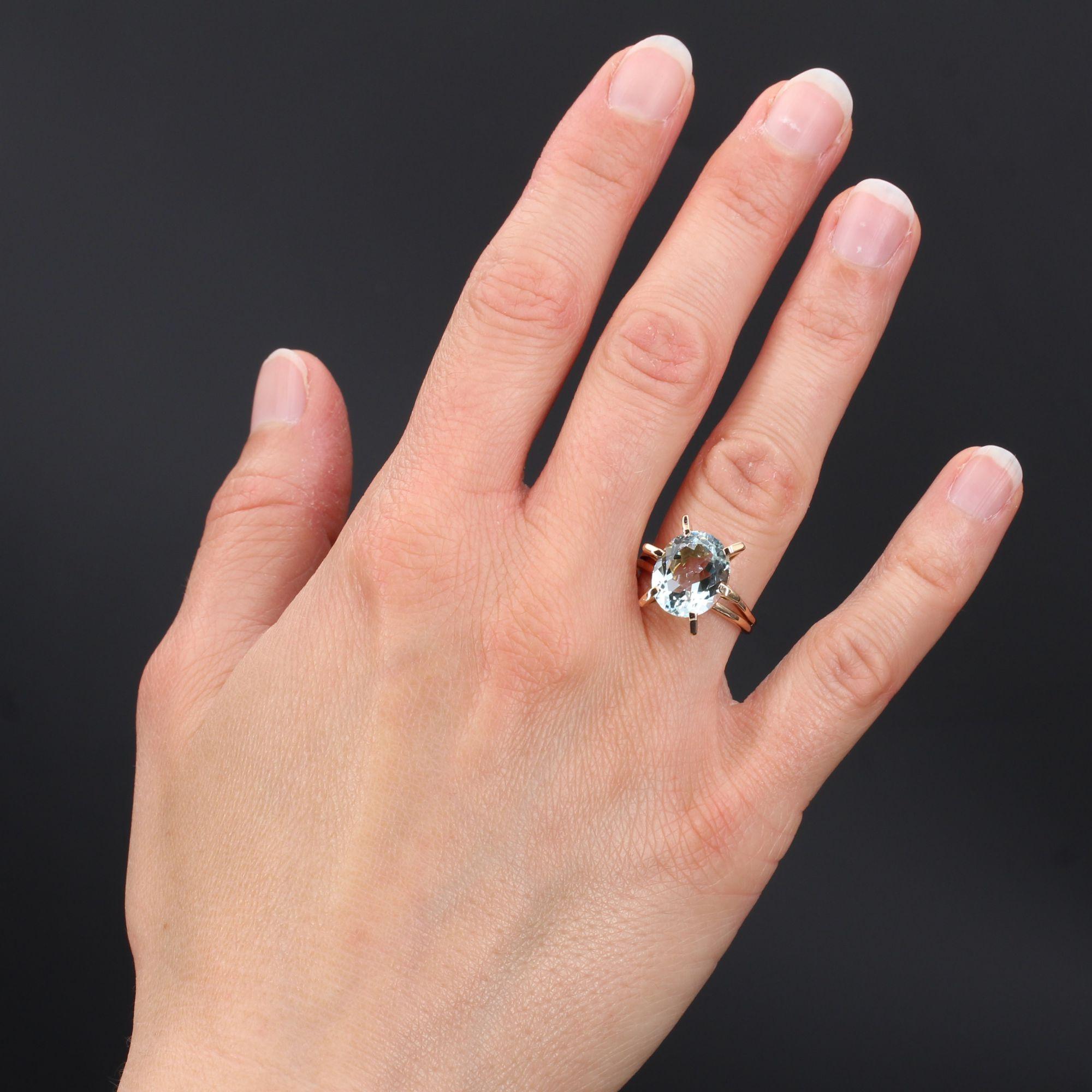 Ring aus 18 Karat Gelbgold, Adlerkopfpunze.
Retro-Ring, ist es geschmückt, mit 6 langen Krallen, von einem ovalen Aquamarin. Auf beiden Seiten schließt ein Doppelring das Schmuckstück ab.
Gewicht des Aquamarins: etwa 4,1 Karat.
Höhe: 14,4 mm,