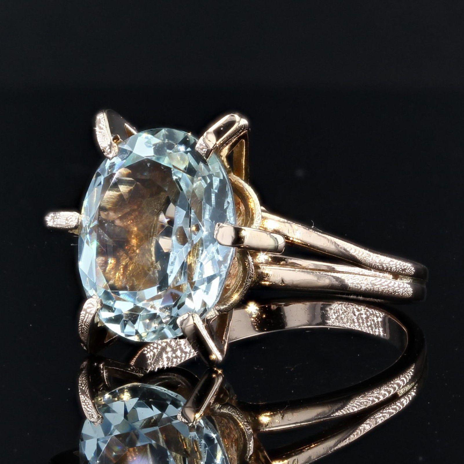 Französischer 1960er Jahre 4,10 Karat Aquamarin 18 Karat Gelbgold Ring (Ovalschliff)