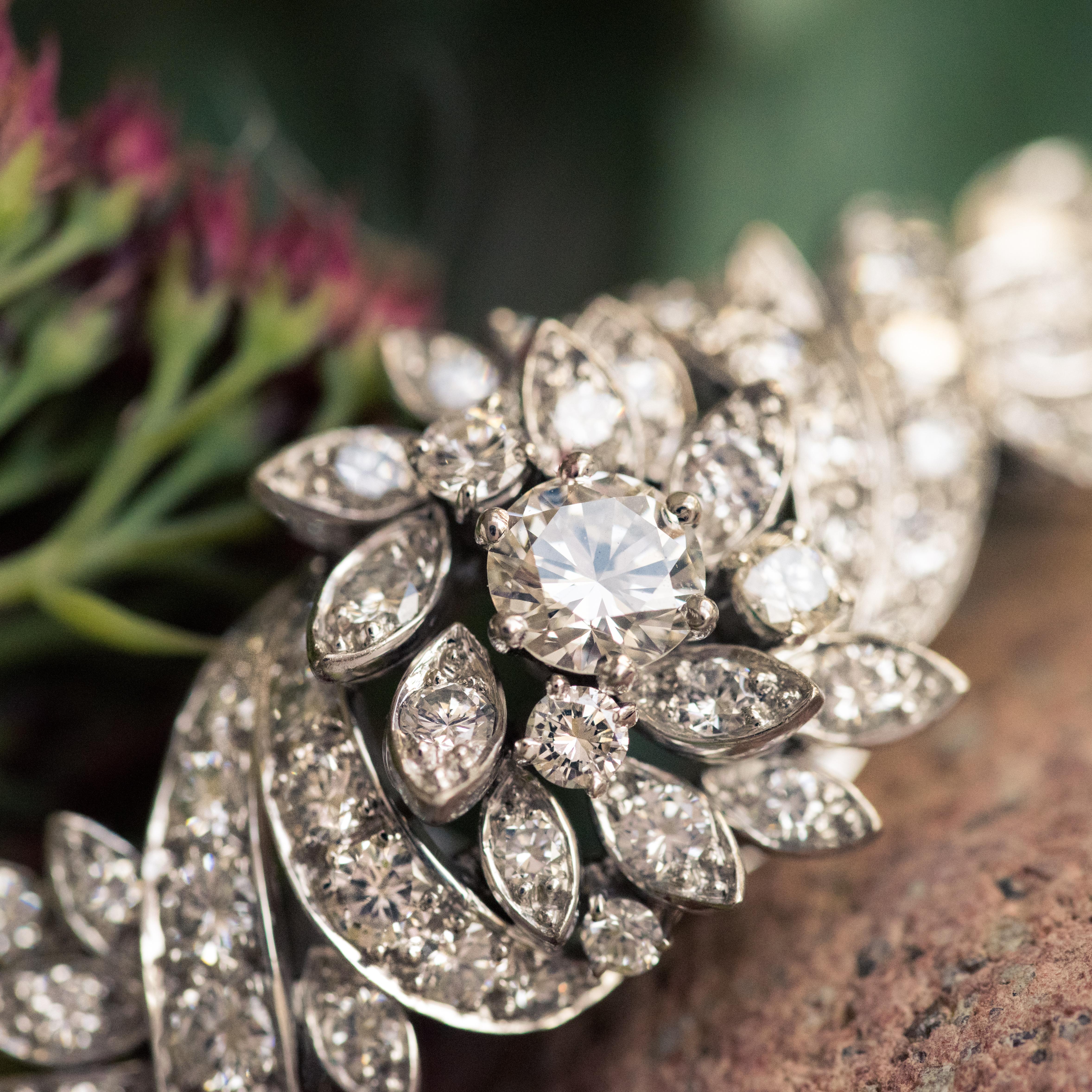 Armband aus 18 Karat Weigold mit 4,40 Karat Diamanten aus den 1960er Jahren Damen im Angebot