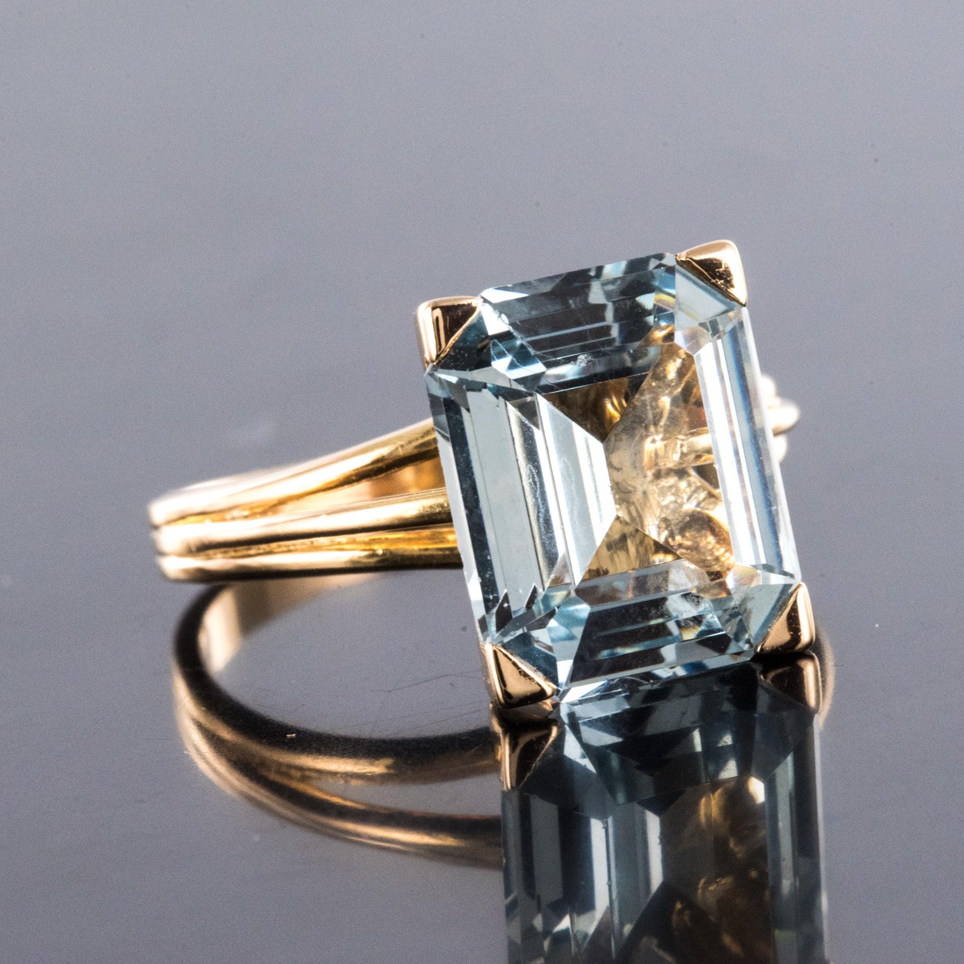 French 1960s 4.60 Carat Aquamarine 18 Karat Yellow Gold Retro Setting Ring In Fair Condition In Poitiers, FR