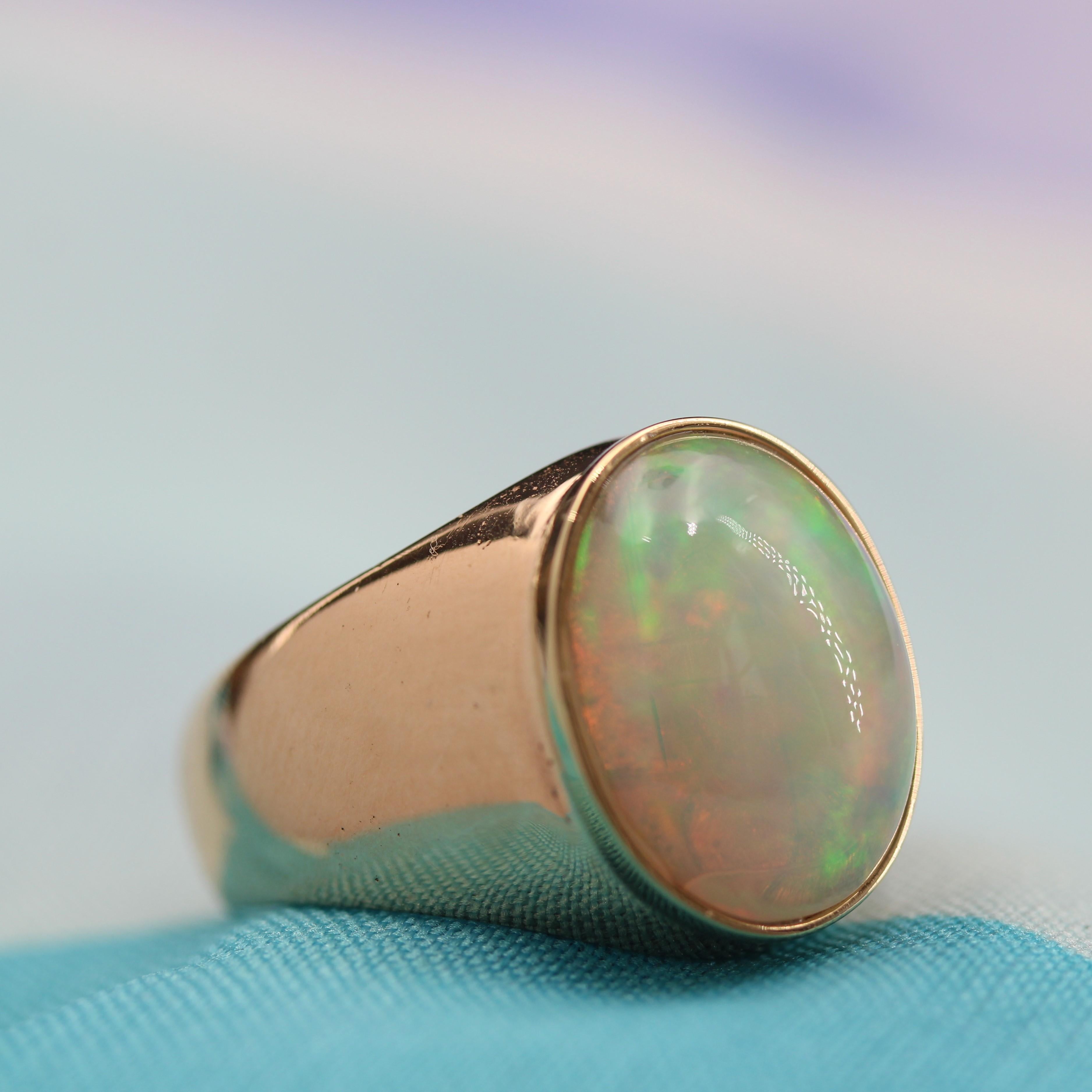 French 1960s 4.75 Carats Opal 18 Karat Yellow Gold Retro Bangle Ring For Sale 7