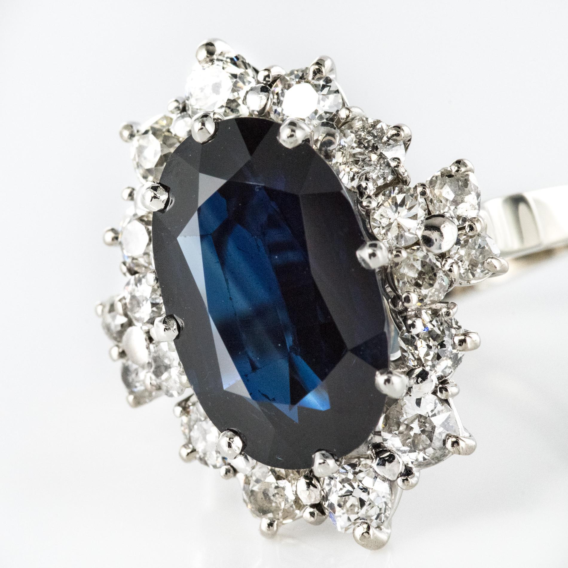 French 1960s 5.30 Carat Sapphire Diamonds Pompadour Cluster Ring In Excellent Condition In Poitiers, FR
