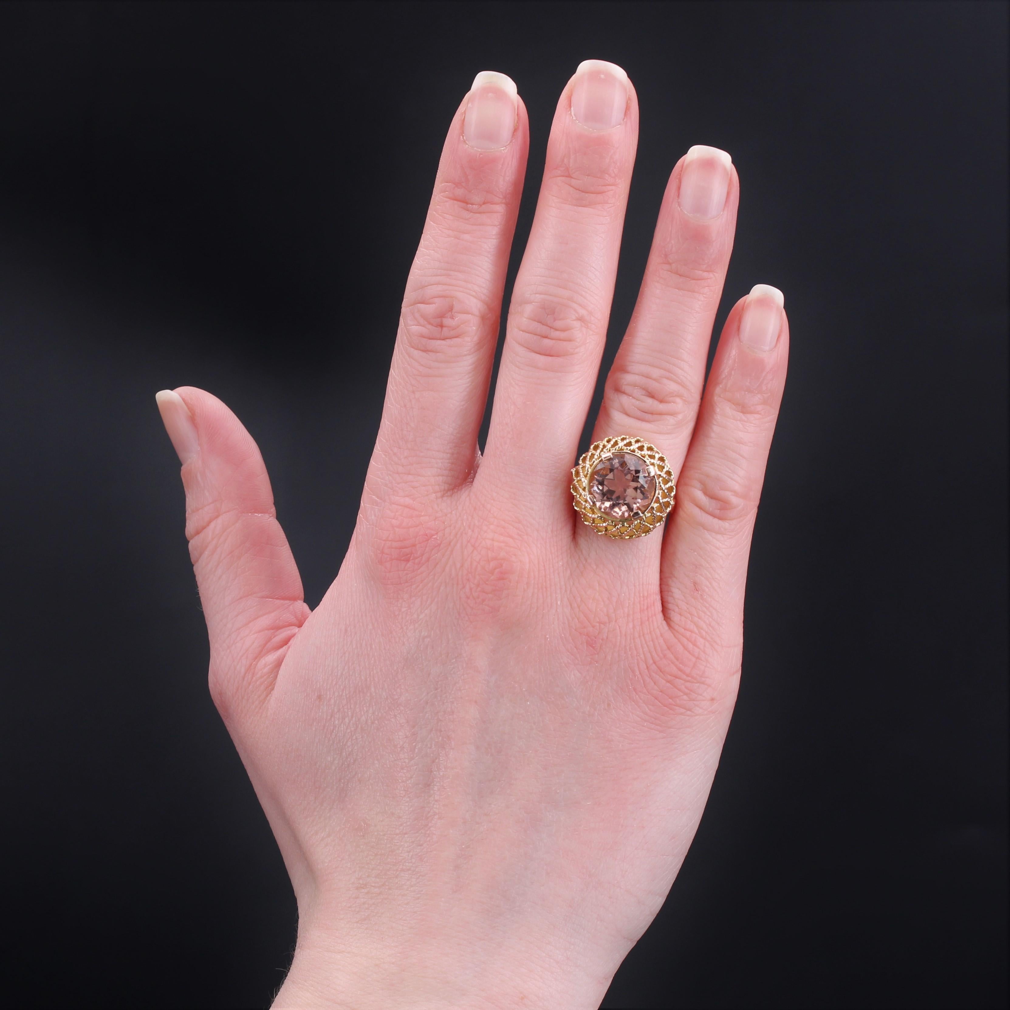 Ring in 18 karat rose gold, eagle head hallmark.
The setting of this retro ring is round and made with small cords of gold twisted in the center an important morganite round and held to 4 flat claws.
Weight of the morganite : 5.42 carats