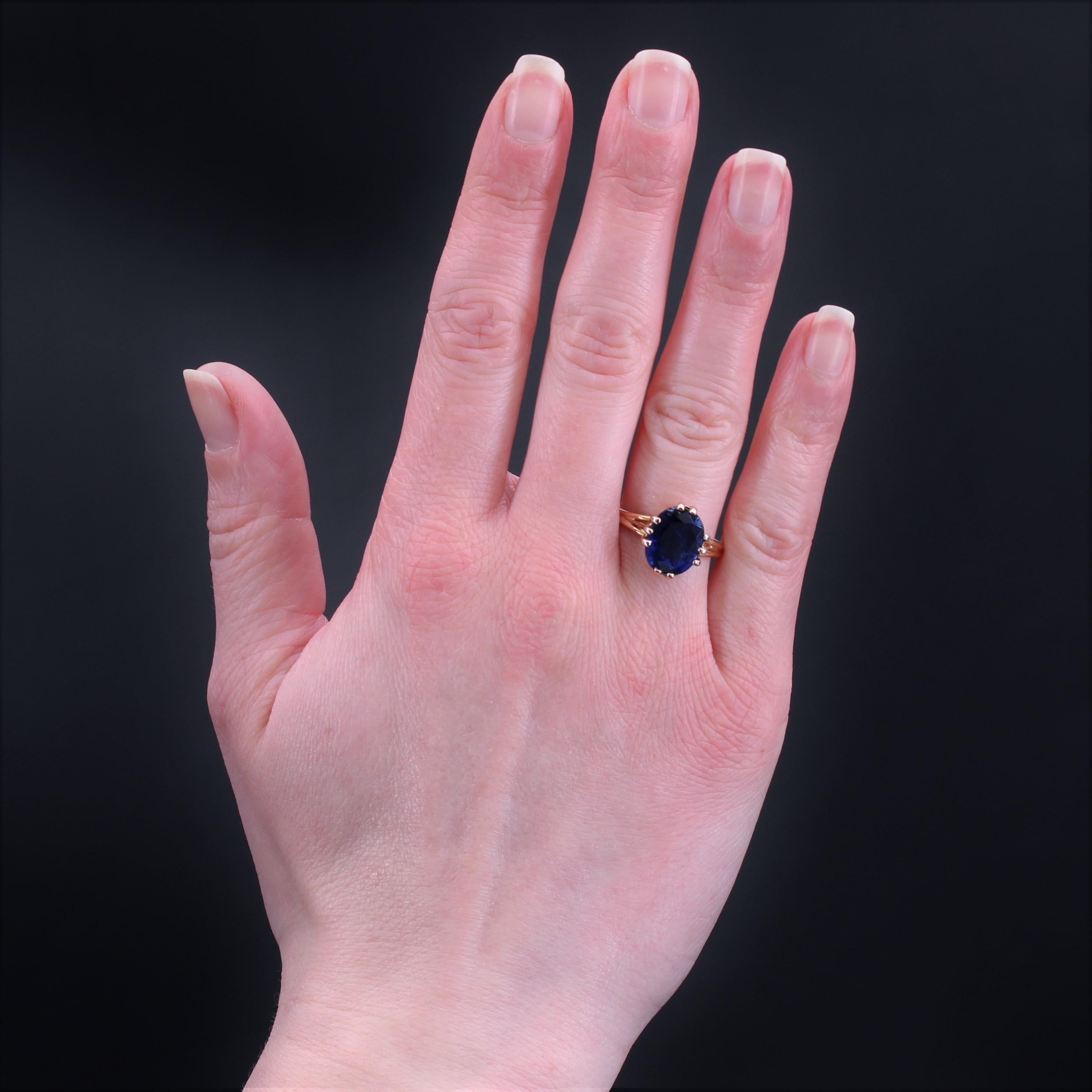 Ring in 18 karat yellow gold, eagle head hallmark.
Fascinating gold ring, it holds in 10 claws an oval faceted kyanite of an intense blue.
Weight of the kyanite : 5,60 carats approximately.
Height : 13 mm approximately, width : 11,6 mm