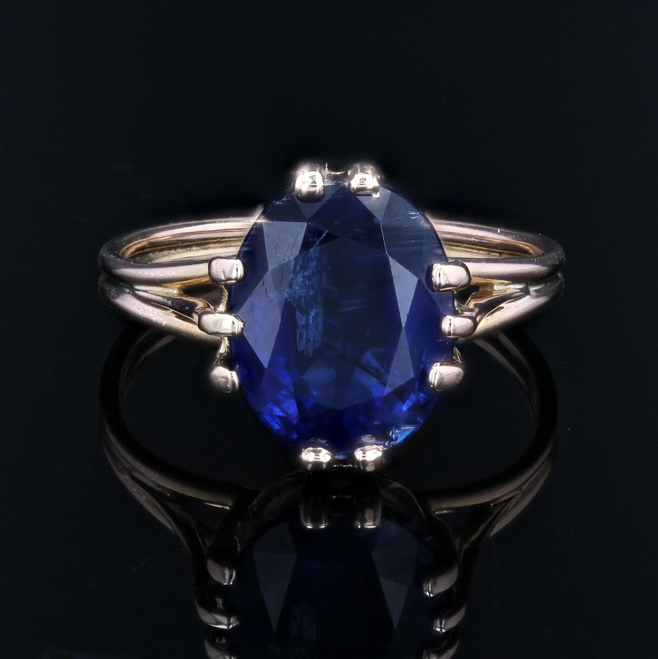 French 1960s 5.60 Carat Kyanite 18 Karat Yellow Gold Ring In Good Condition For Sale In Poitiers, FR