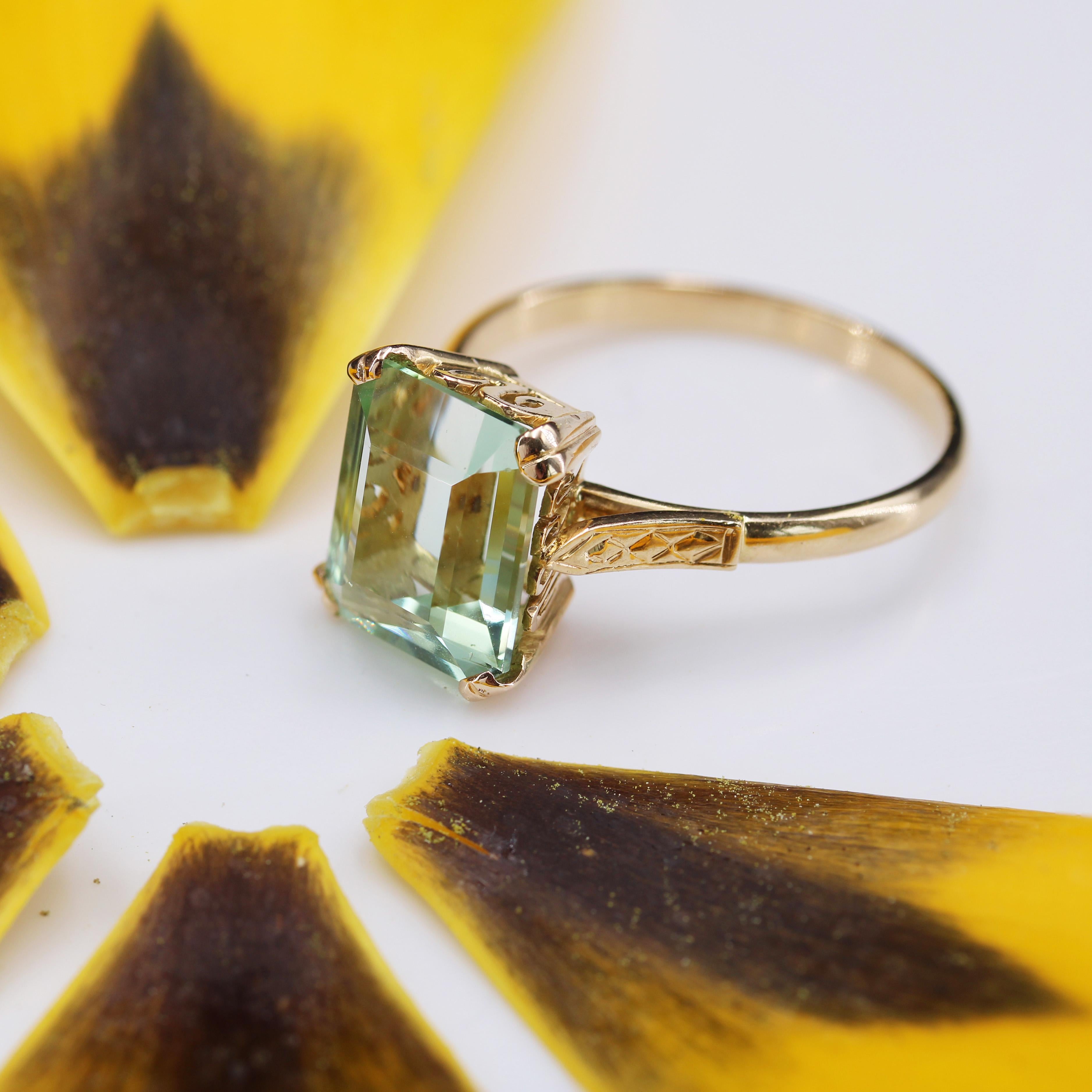 French 1960s 5.82 Carat Watermint Tourmaline 18 Karat Yellow Gold Ring For Sale 5