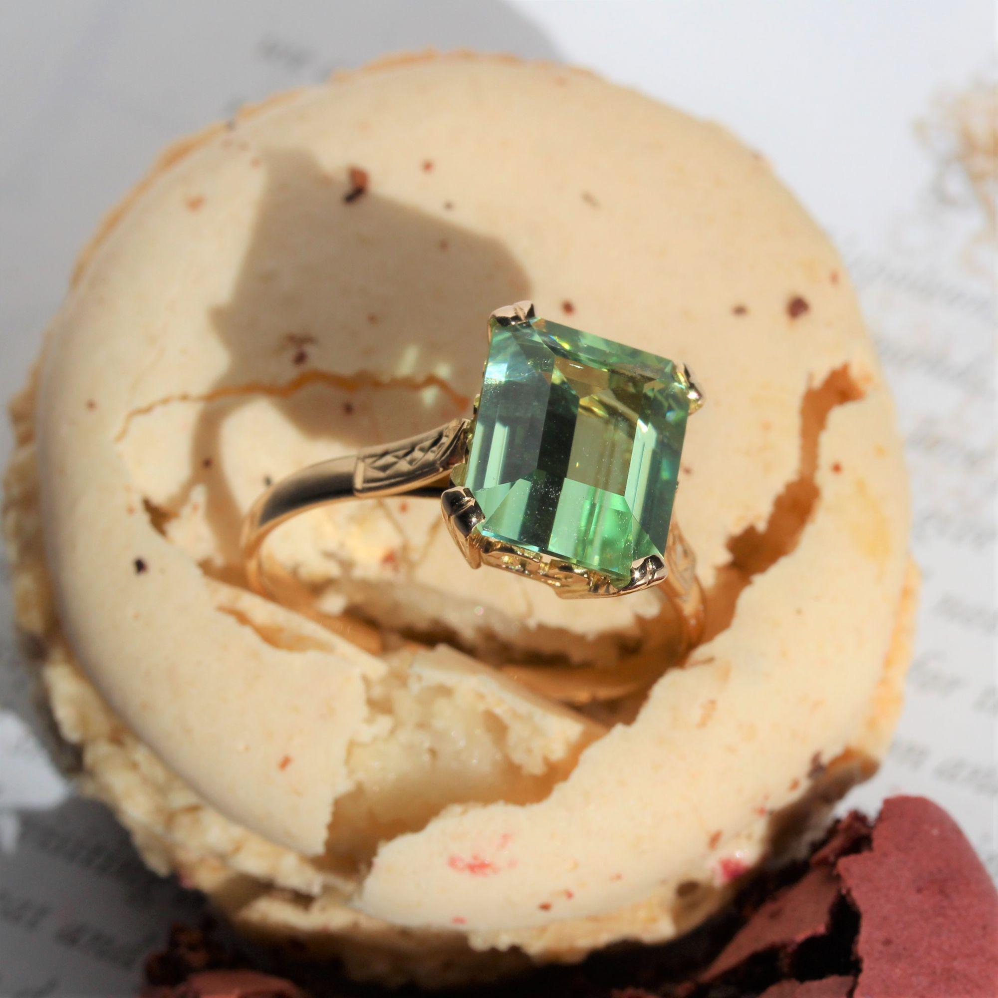 French 1960s 5.82 Carat Watermint Tourmaline 18 Karat Yellow Gold Ring For Sale 11